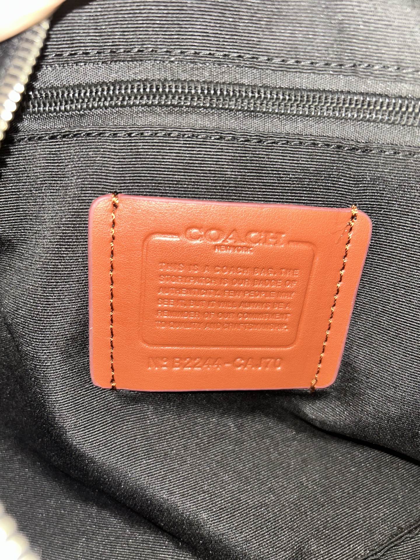 Coach CAJ70 C家新款男士流浪包 斜挂包 空间大能收纳各种用品 小红书 热度超高 肩带可以长短调节 整体轻便且实用