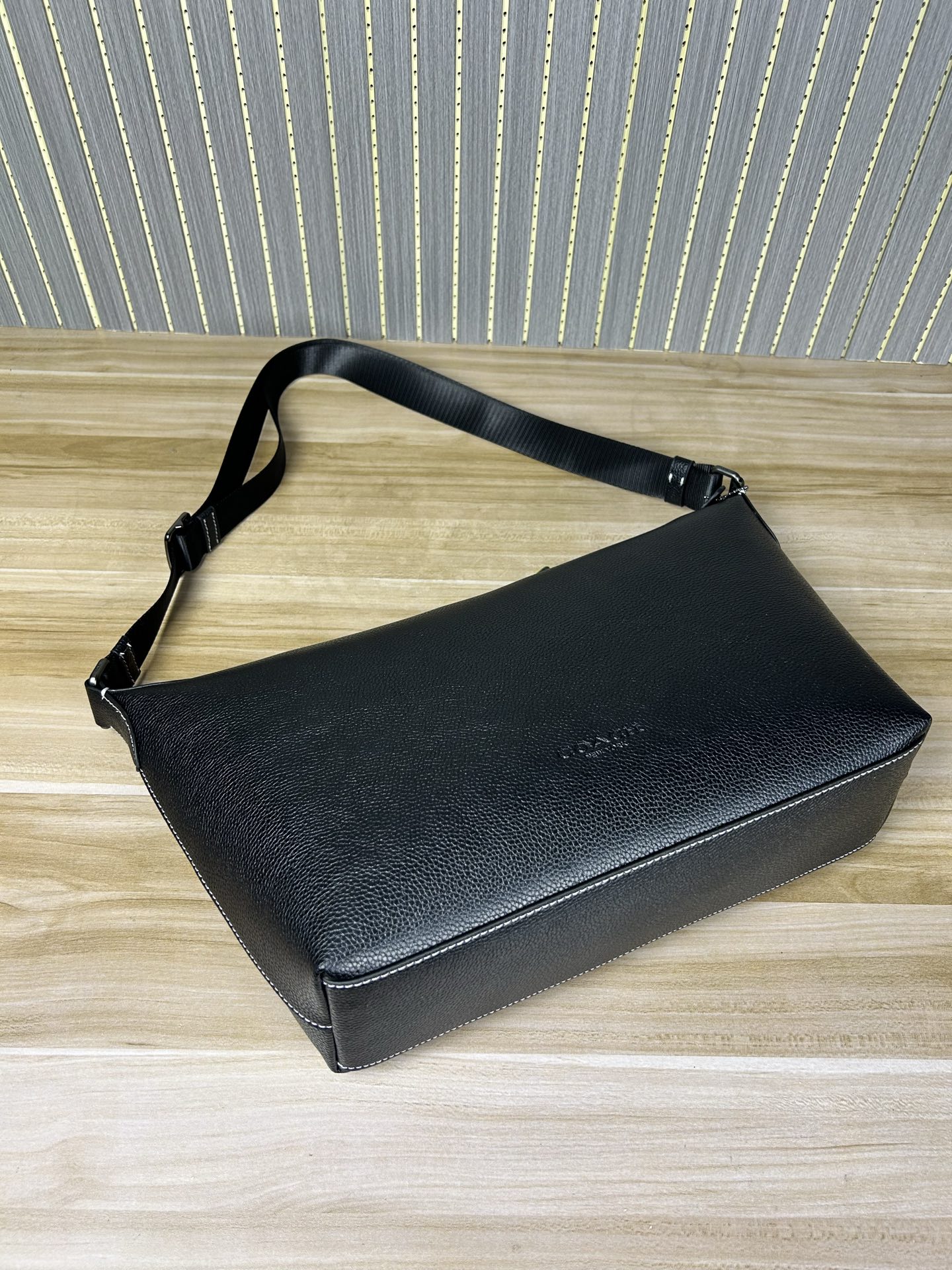 Coach CAJ70 C家新款男士流浪包 斜挂包 空间大能收纳各种用品 小红书 热度超高 肩带可以长短调节 整体轻便且实用