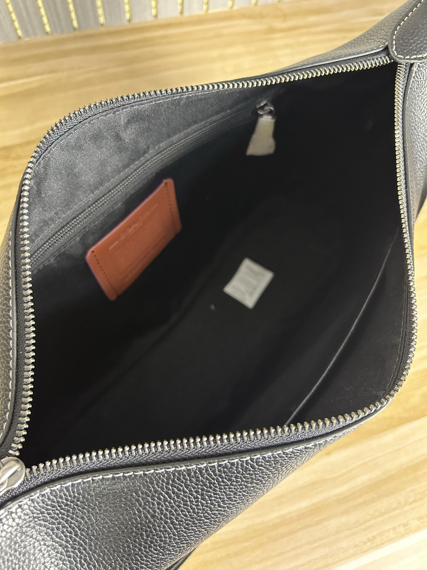 Coach CAJ70 C家新款男士流浪包 斜挂包 空间大能收纳各种用品 小红书 热度超高 肩带可以长短调节 整体轻便且实用