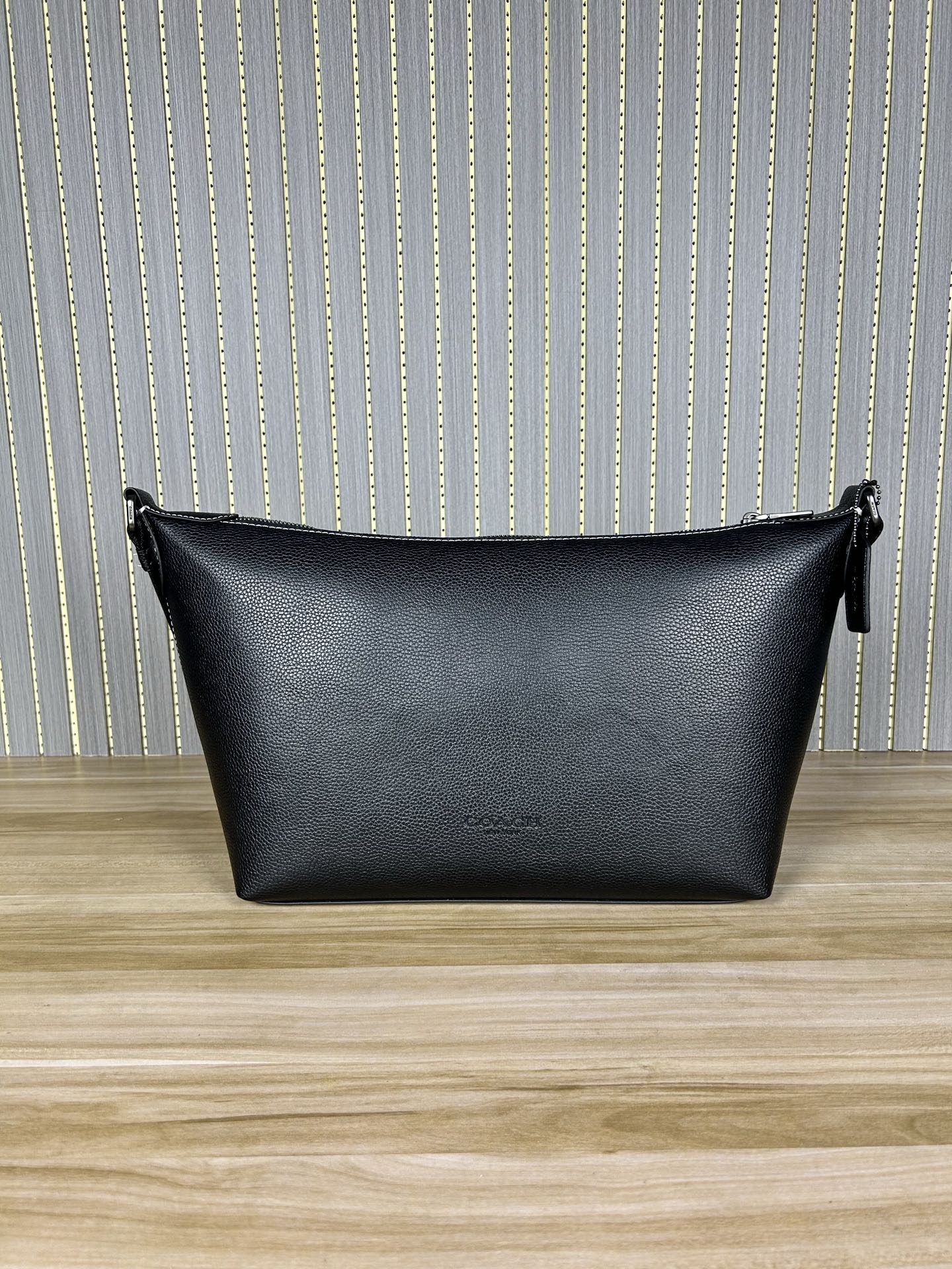 Coach CAJ70 C家新款男士流浪包 斜挂包 空间大能收纳各种用品 小红书 热度超高 肩带可以长短调节 整体轻便且实用