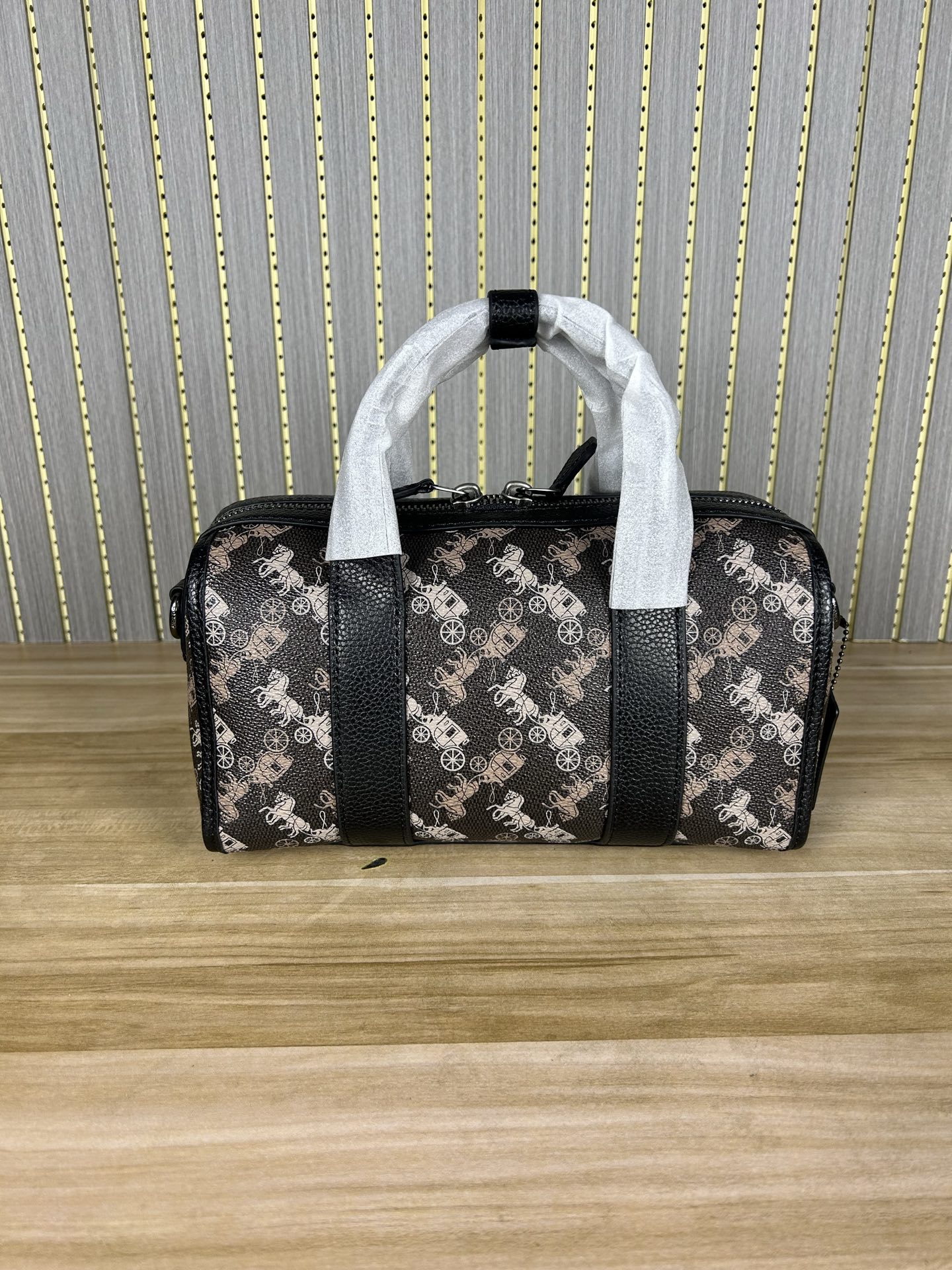 Coach 新款CW369 标志帆布纹GOTHAM 24号行李包～lv24号平替枕头包 男女通用款