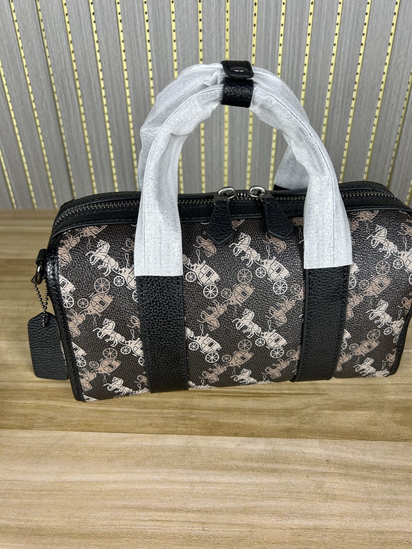 Coach 新款CW369 标志帆布纹GOTHAM 24号行李包～lv24号平替枕头包 男女通用款
