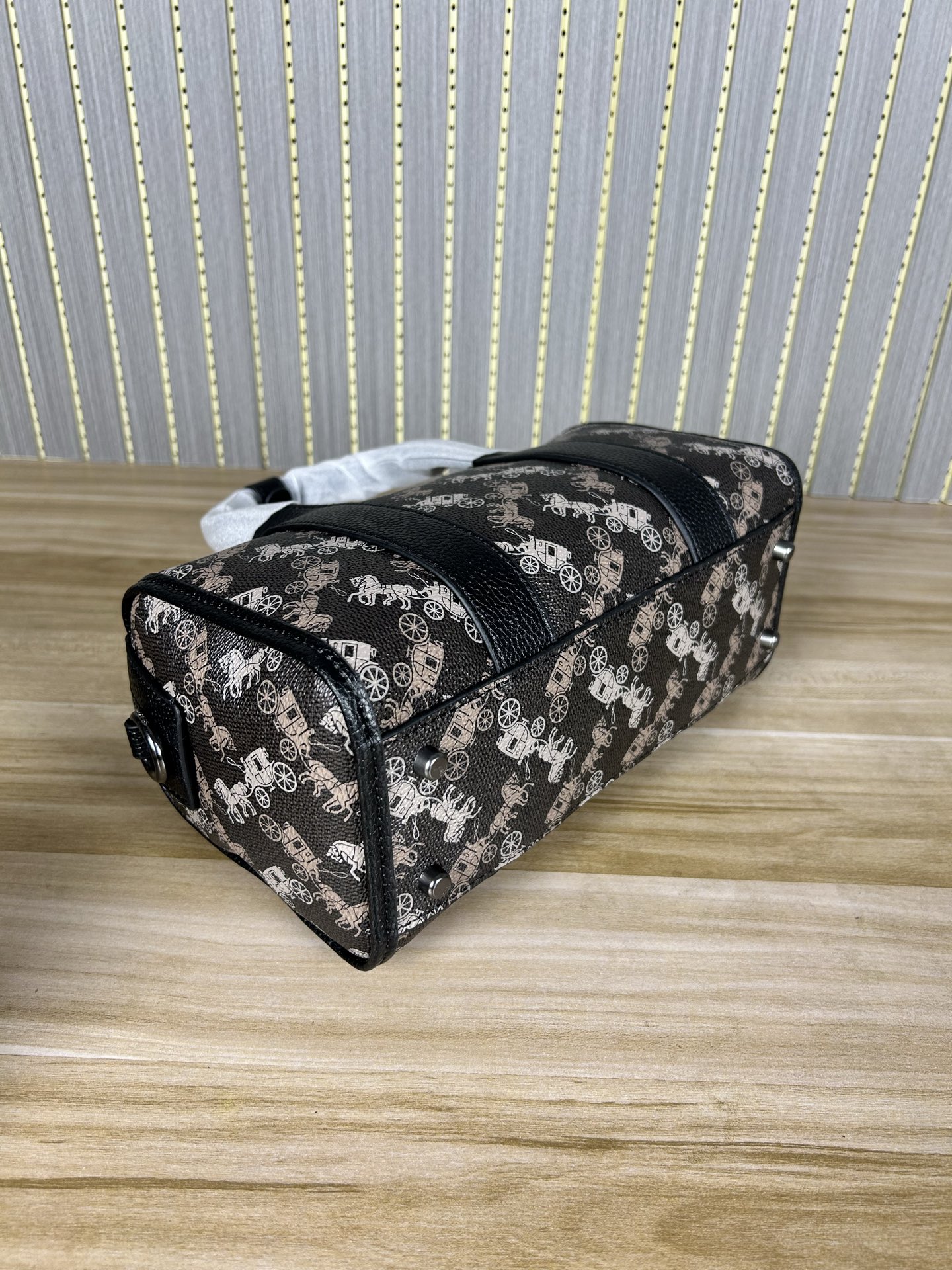 Coach 新款CW369 标志帆布纹GOTHAM 24号行李包～lv24号平替枕头包 男女通用款