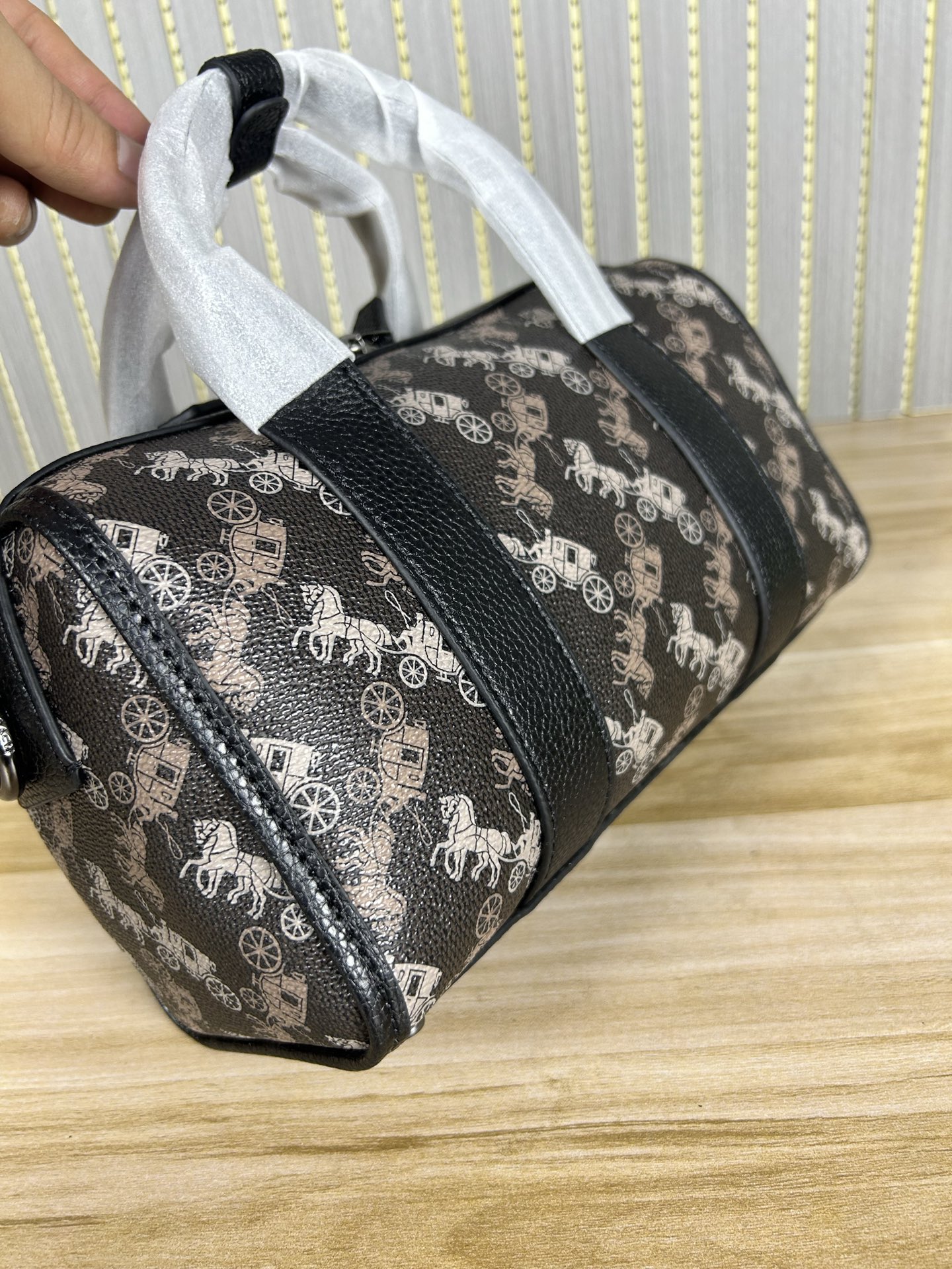 Coach 新款CW369 标志帆布纹GOTHAM 24号行李包～lv24号平替枕头包 男女通用款