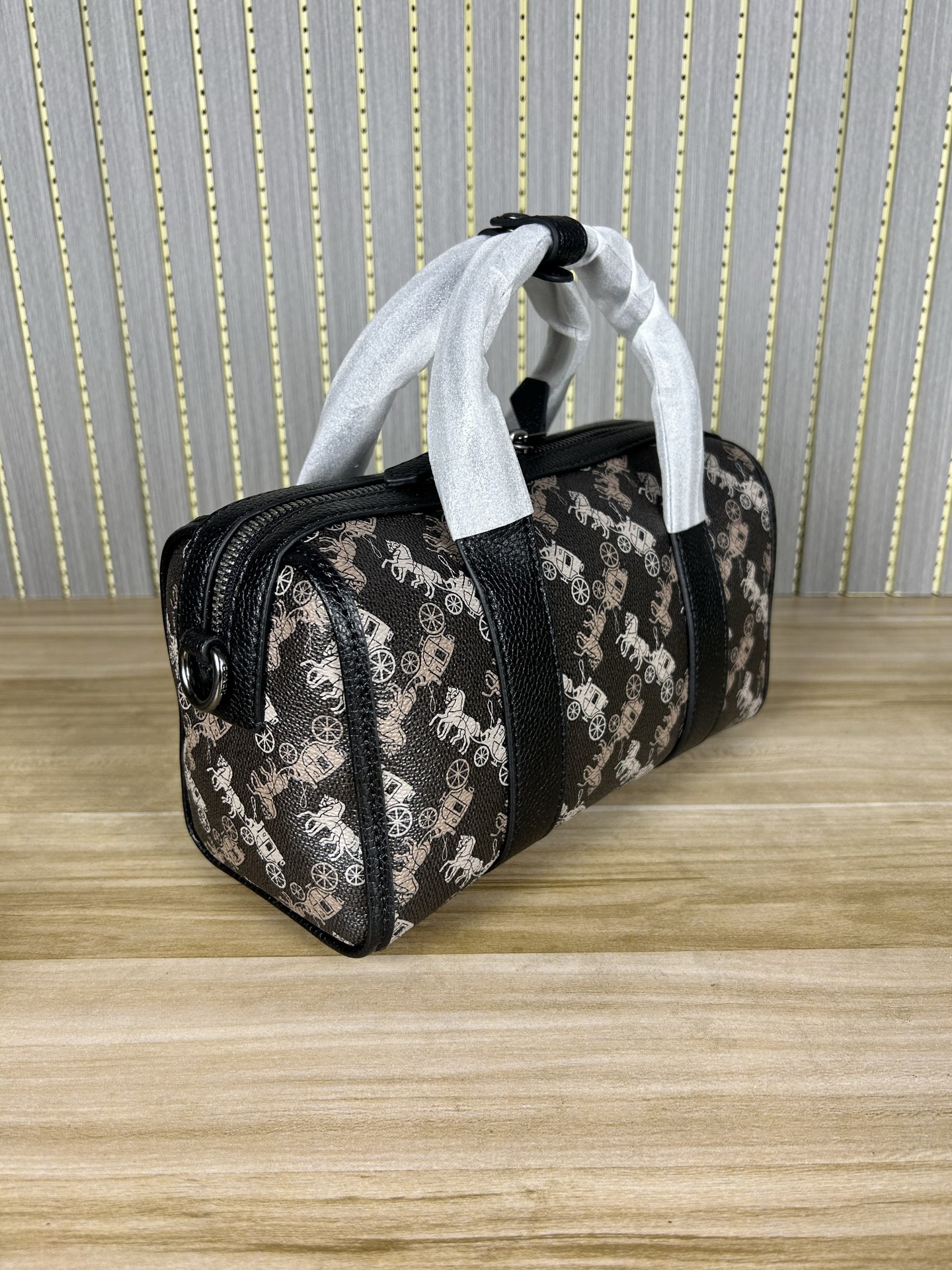 Coach 新款CW369 标志帆布纹GOTHAM 24号行李包～lv24号平替枕头包 男女通用款
