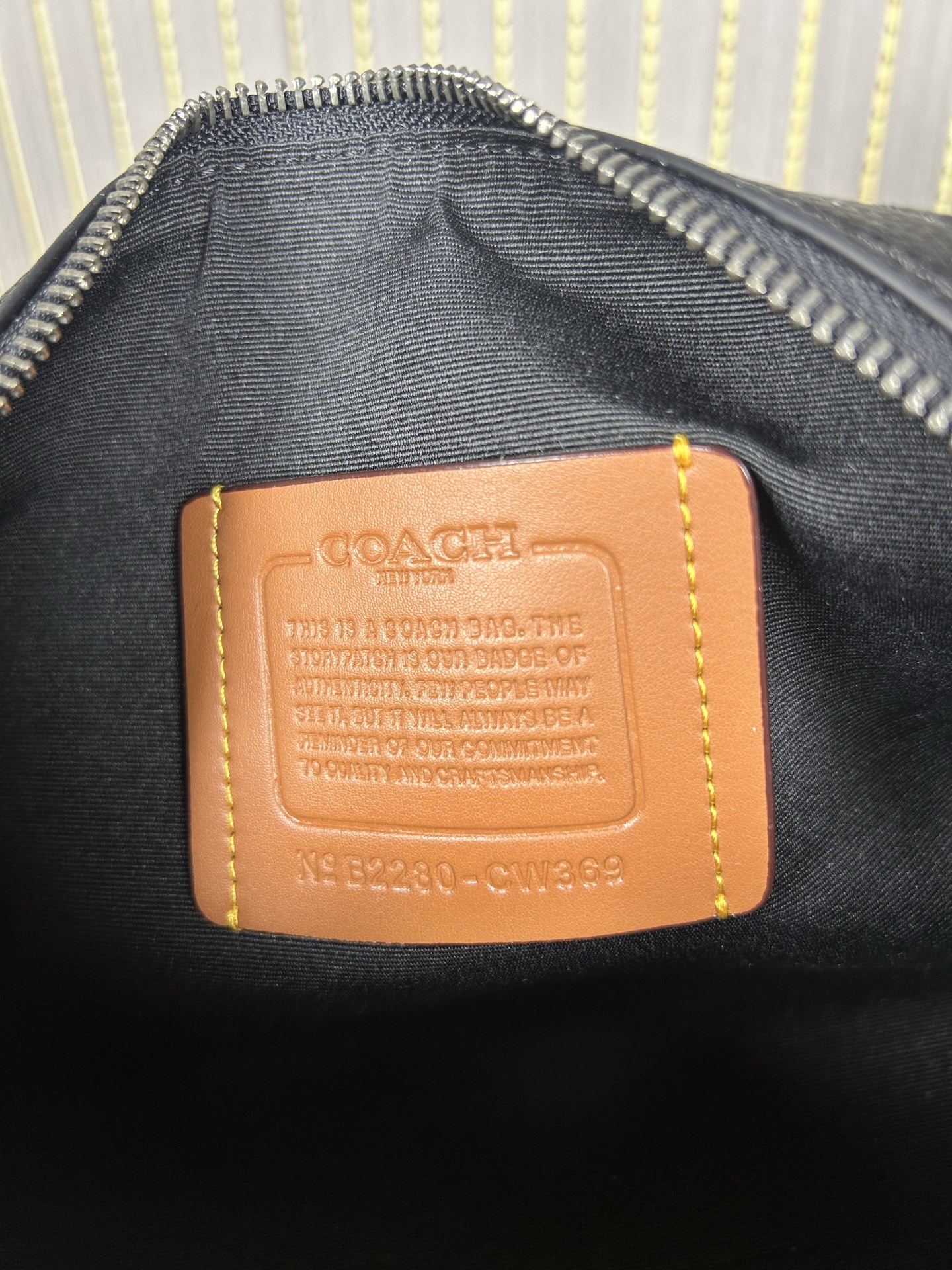 Coach 新款CW369 标志帆布纹GOTHAM 24号行李包～lv24号平替枕头包 男女通用款