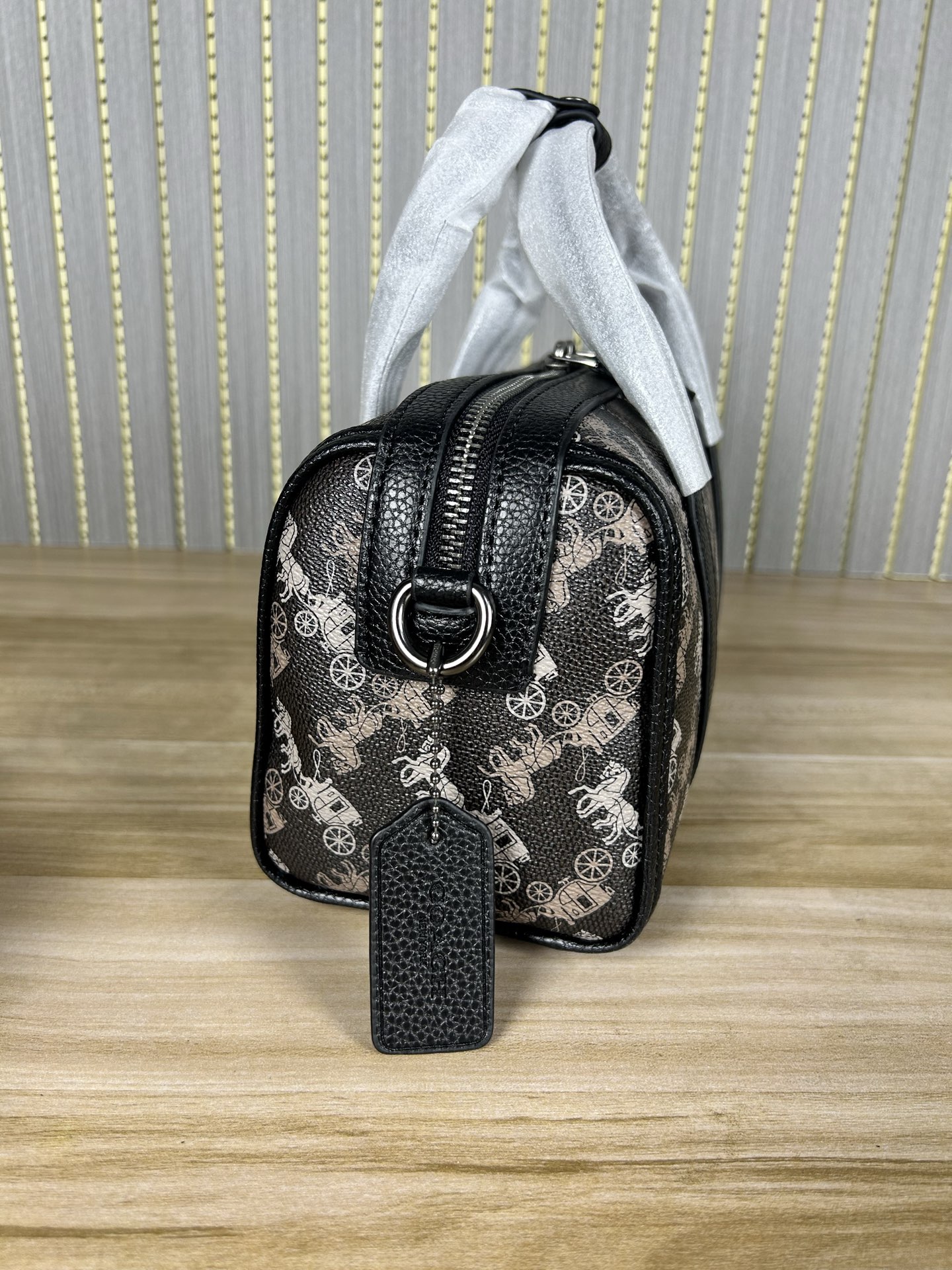 Coach 新款CW369 标志帆布纹GOTHAM 24号行李包～lv24号平替枕头包 男女通用款