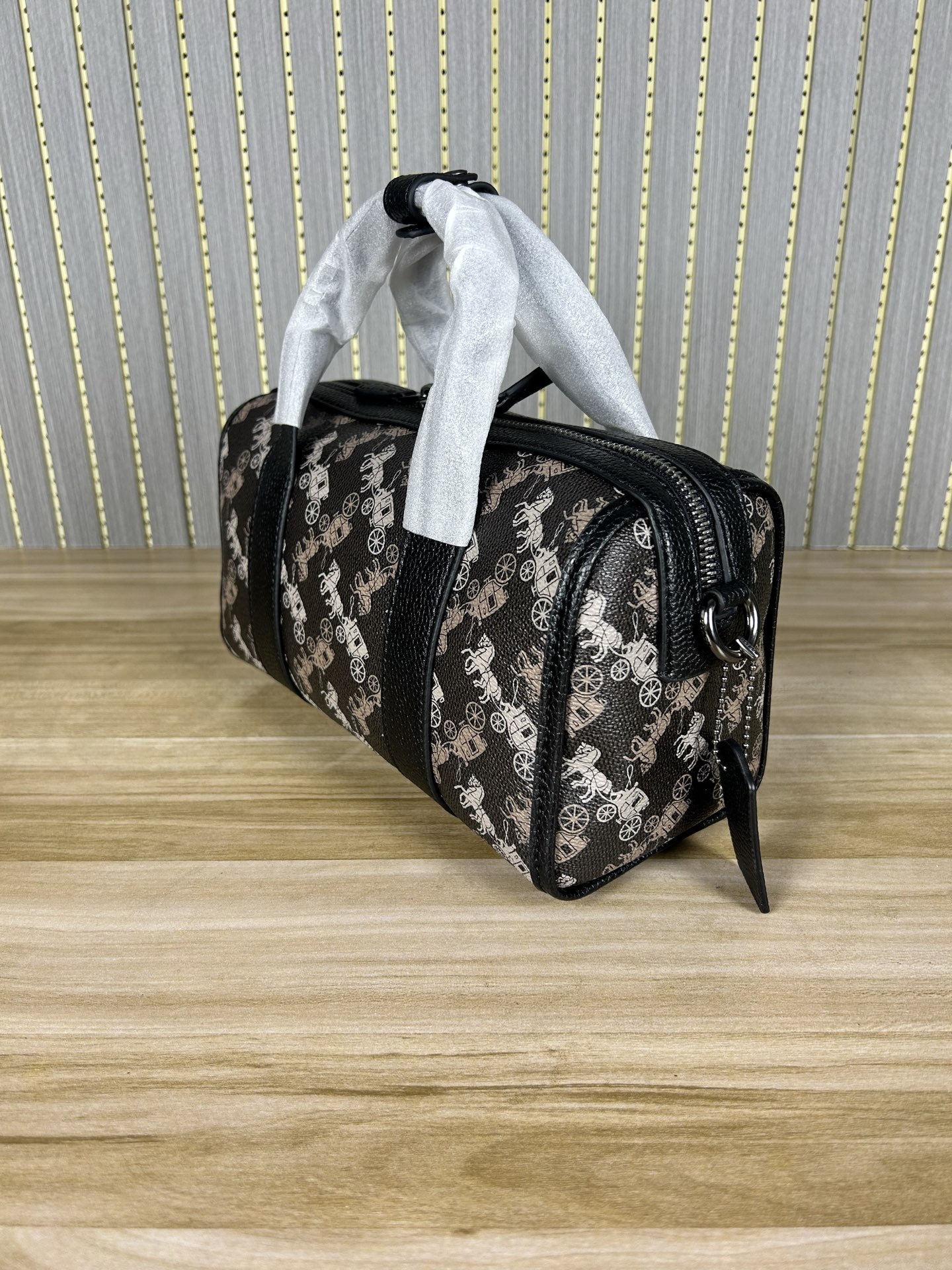 Coach 新款CW369 标志帆布纹GOTHAM 24号行李包～lv24号平替枕头包 男女通用款