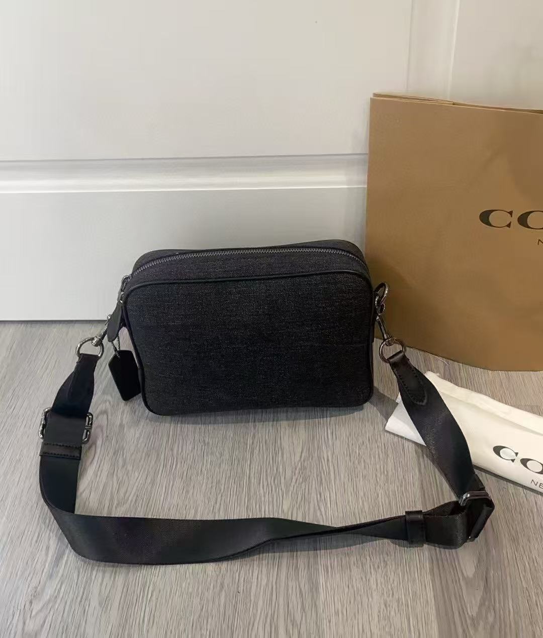 Coach Coach 5月新品 CAK24 charter大号24Charter系列 利落的线条简洁方正的轮廓