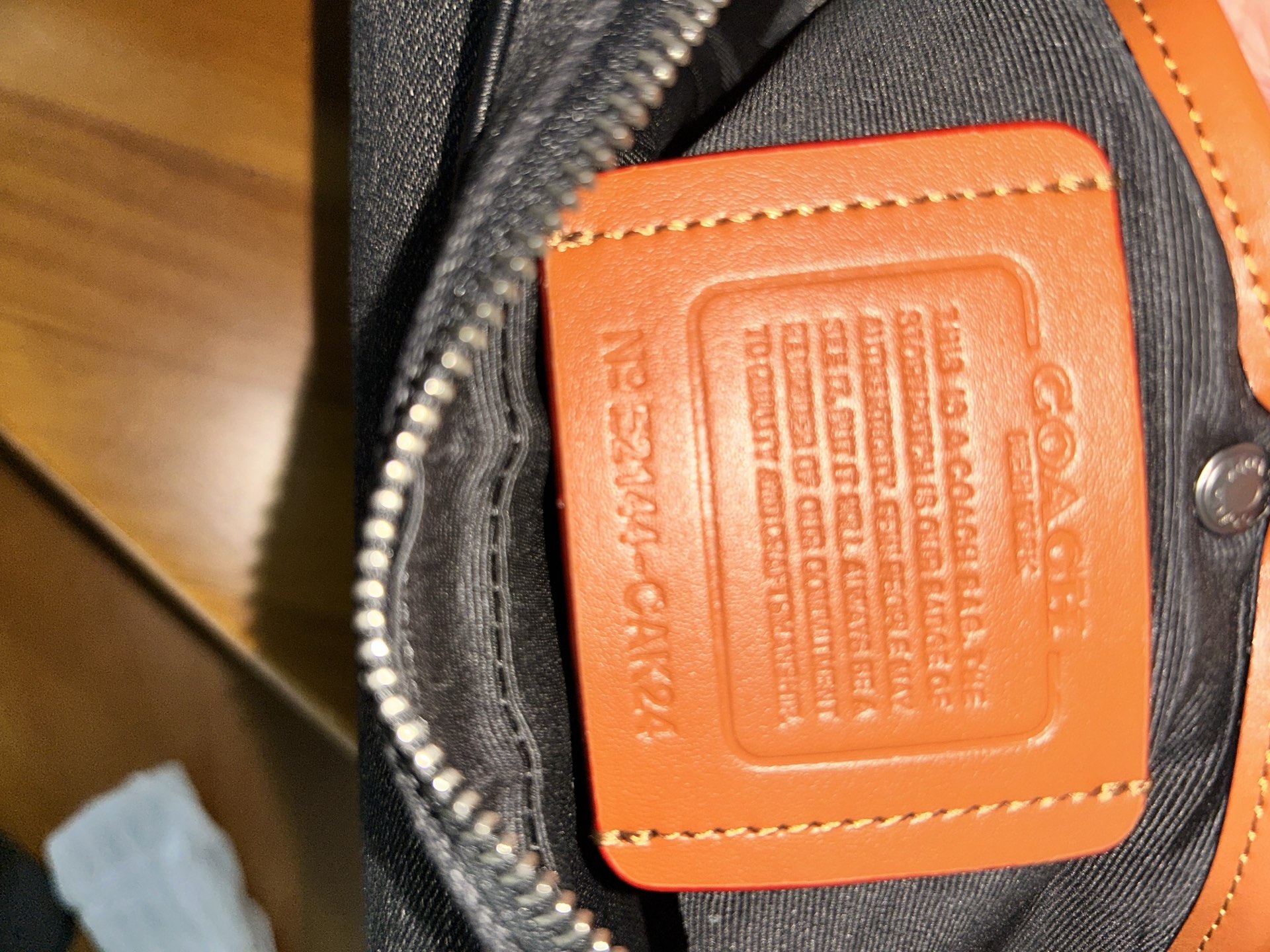 Coach 4月新款CCAK24 人造革配牛皮革 内置搭扣袋 拉链开合
