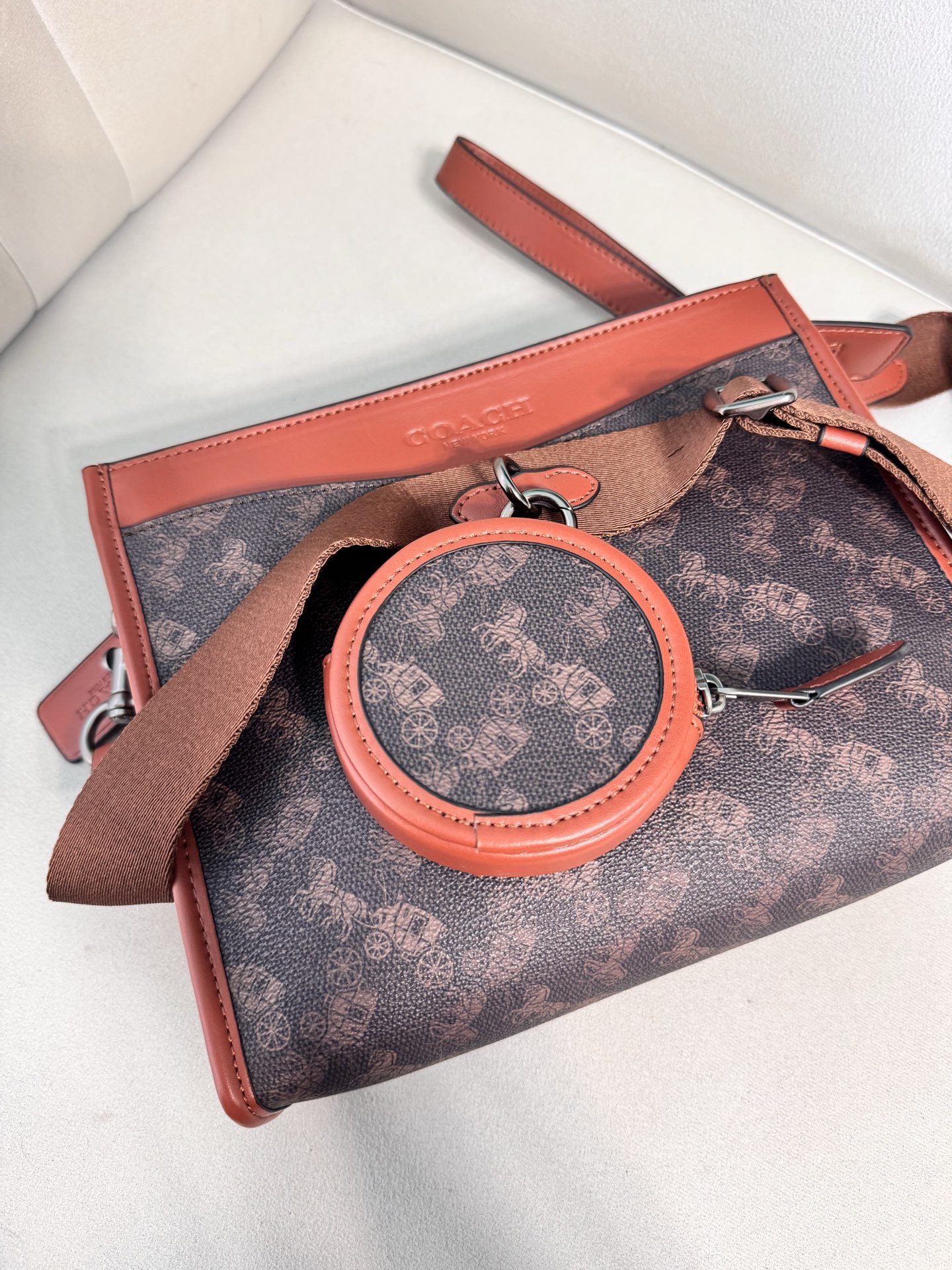 Coach CW667 Hitch 男士2+1 斜挎手拿包 多功能款 配备手腕带可当手挽包 长肩带可单肩斜挎