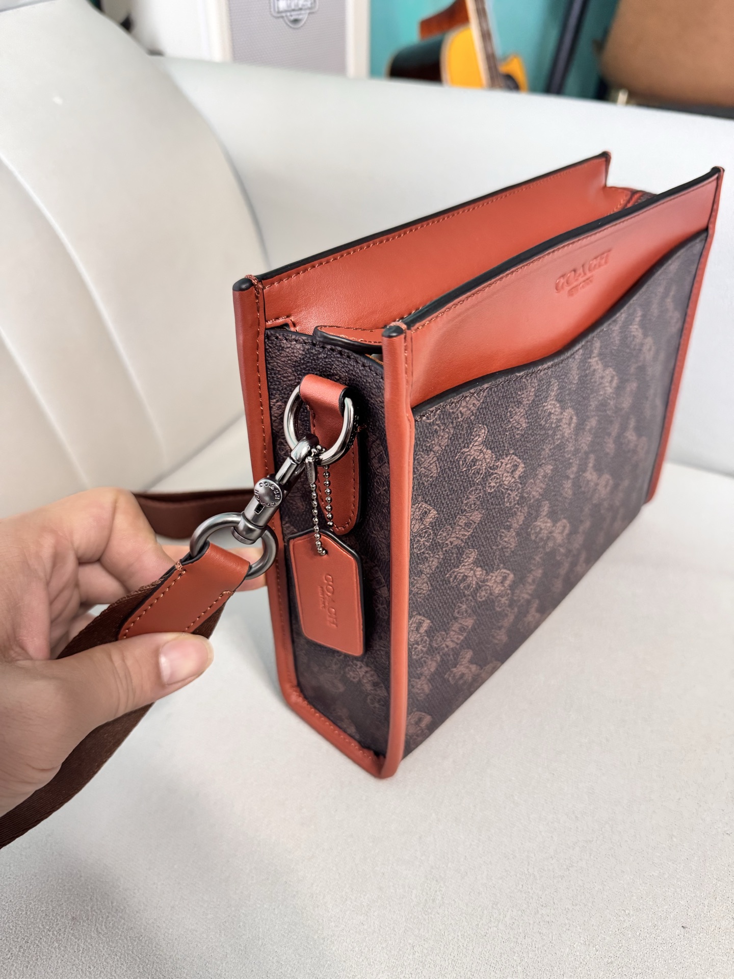 Coach CW667 Hitch 男士2+1 斜挎手拿包 多功能款 配备手腕带可当手挽包 长肩带可单肩斜挎