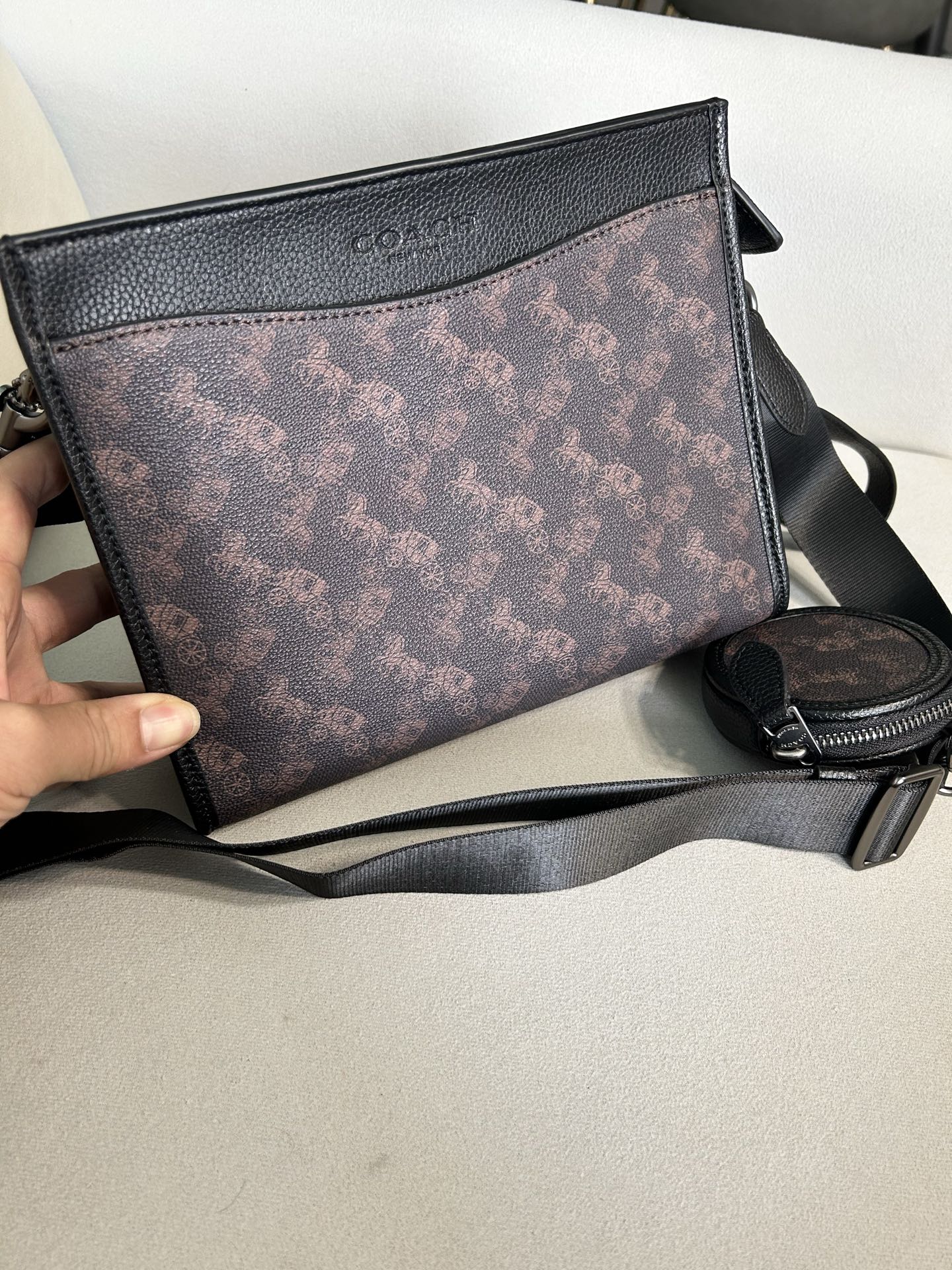 Coach CC087 Hitch 男士2+1 斜挎手拿包 多功能款 配备手腕带可当手挽包 长肩带可单肩斜挎