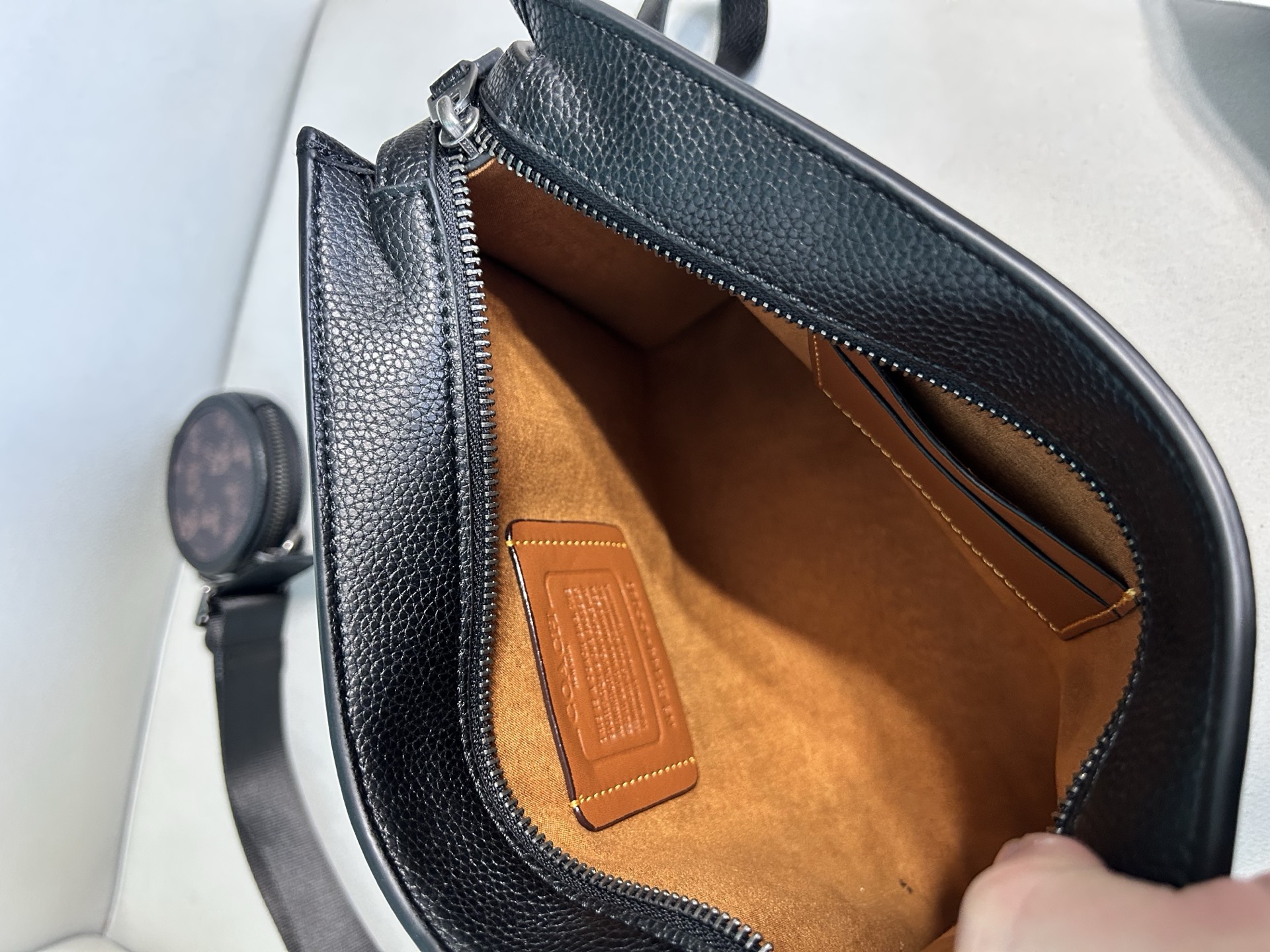 Coach CC087 Hitch 男士2+1 斜挎手拿包 多功能款 配备手腕带可当手挽包 长肩带可单肩斜挎
