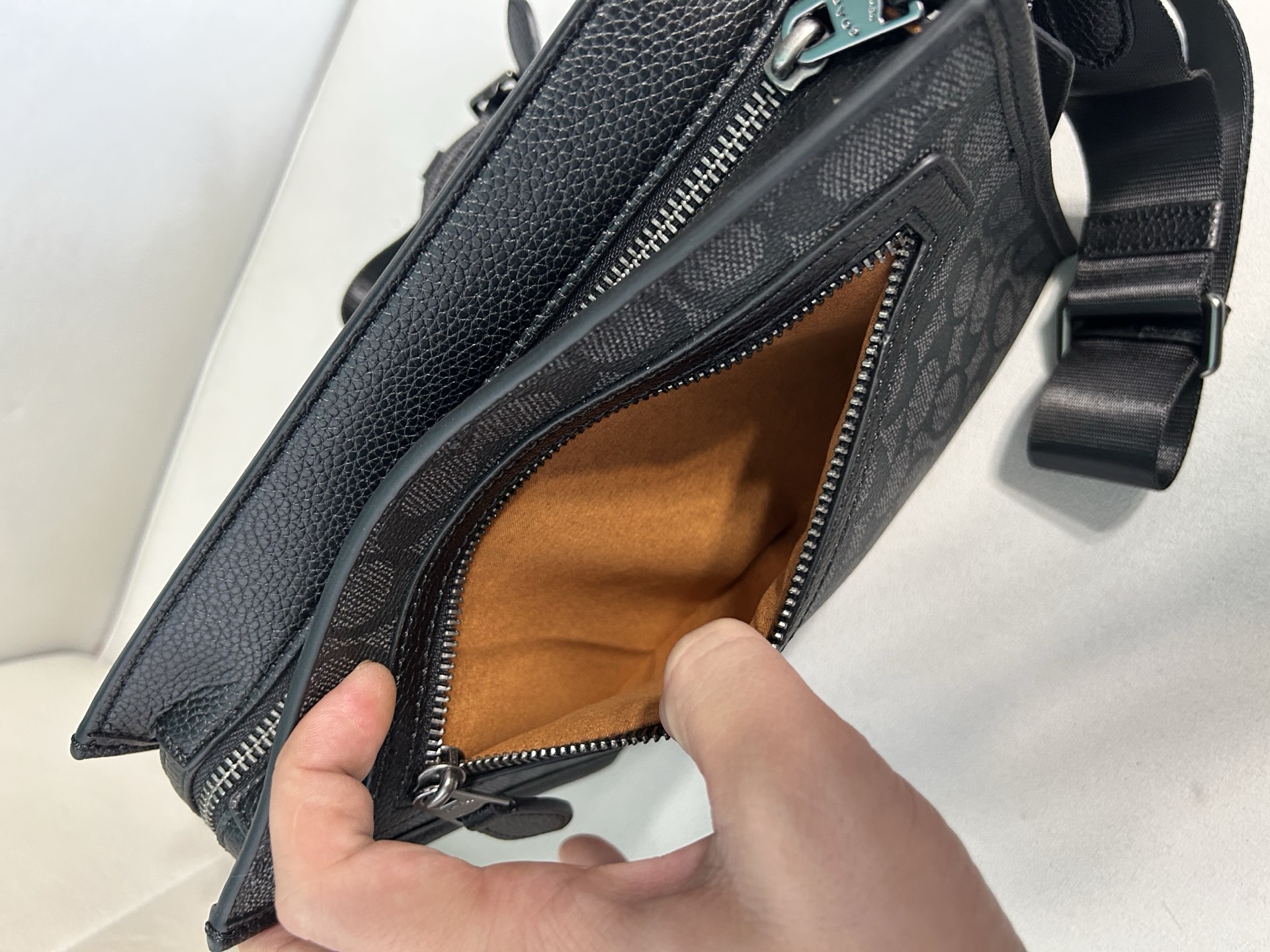 Coach CC088 Hitch 男士2+1 斜挎手拿包 多功能款 配备手腕带可当手挽包 长肩带可单肩斜挎