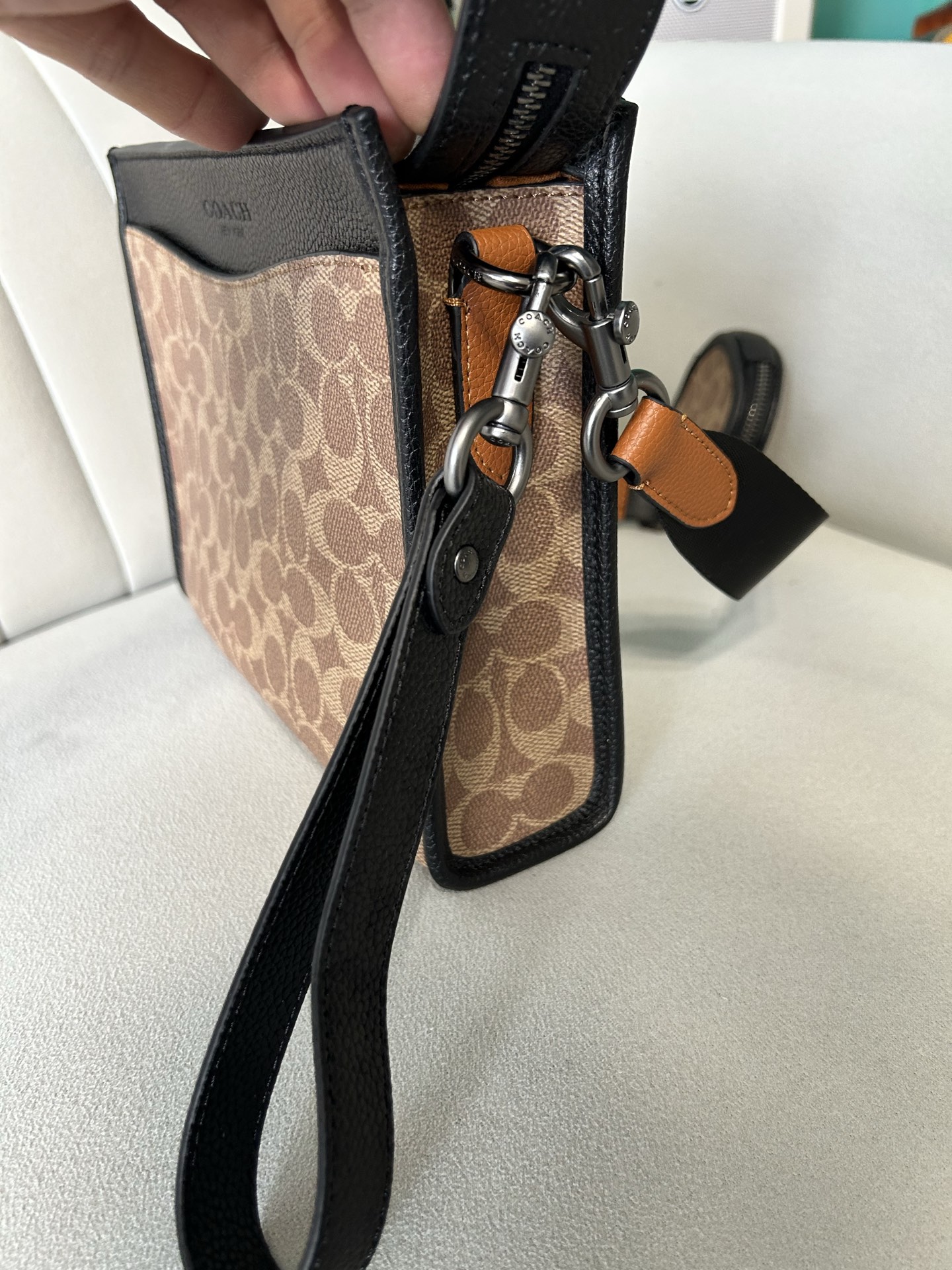 Coach CC088 Hitch 男士2+1 斜挎手拿包 多功能款 配备手腕带可当手挽包 长肩带可单肩斜挎
