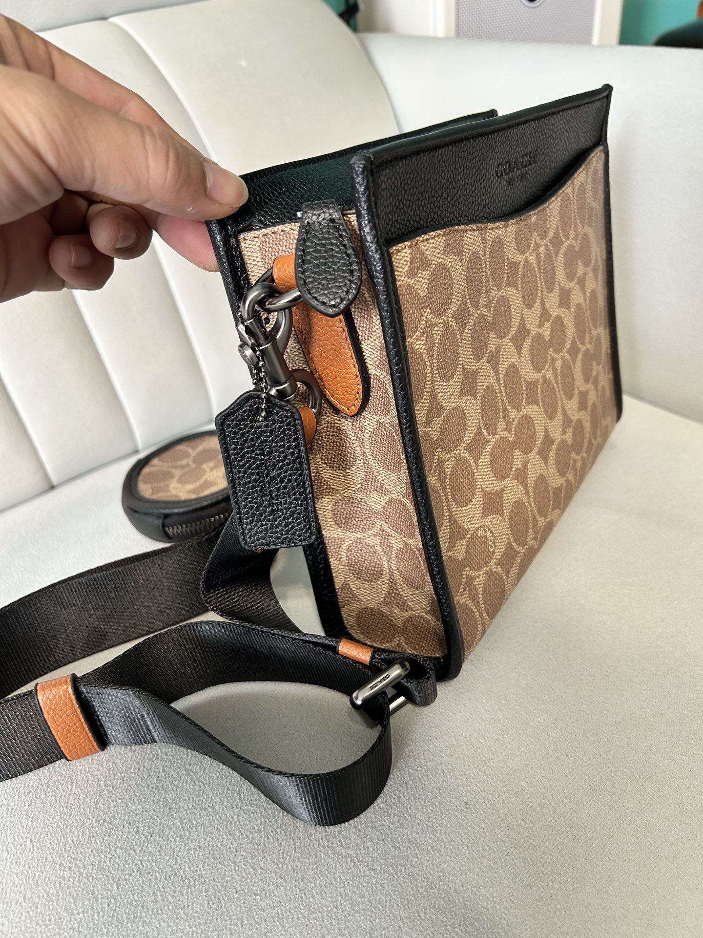 Coach CC088 Hitch 男士2+1 斜挎手拿包 多功能款 配备手腕带可当手挽包 长肩带可单肩斜挎