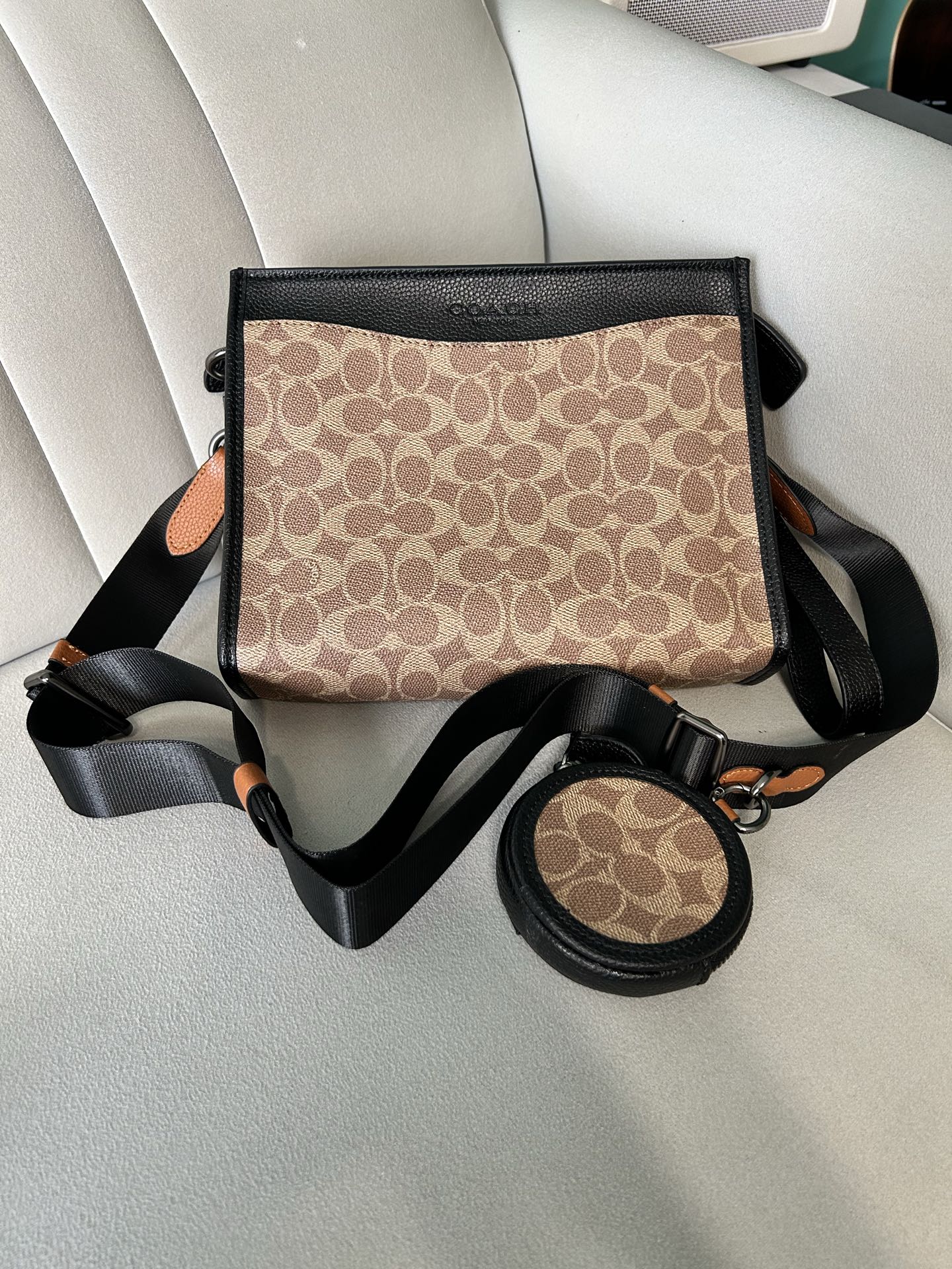 Coach CC088 Hitch 男士2+1 斜挎手拿包 多功能款 配备手腕带可当手挽包 长肩带可单肩斜挎