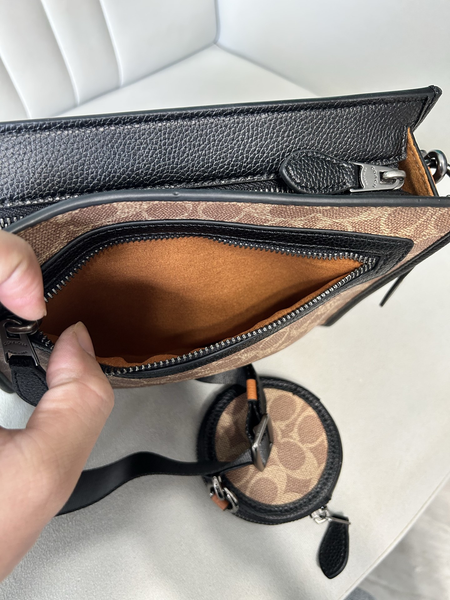 Coach CC088 Hitch 男士2+1 斜挎手拿包 多功能款 配备手腕带可当手挽包 长肩带可单肩斜挎