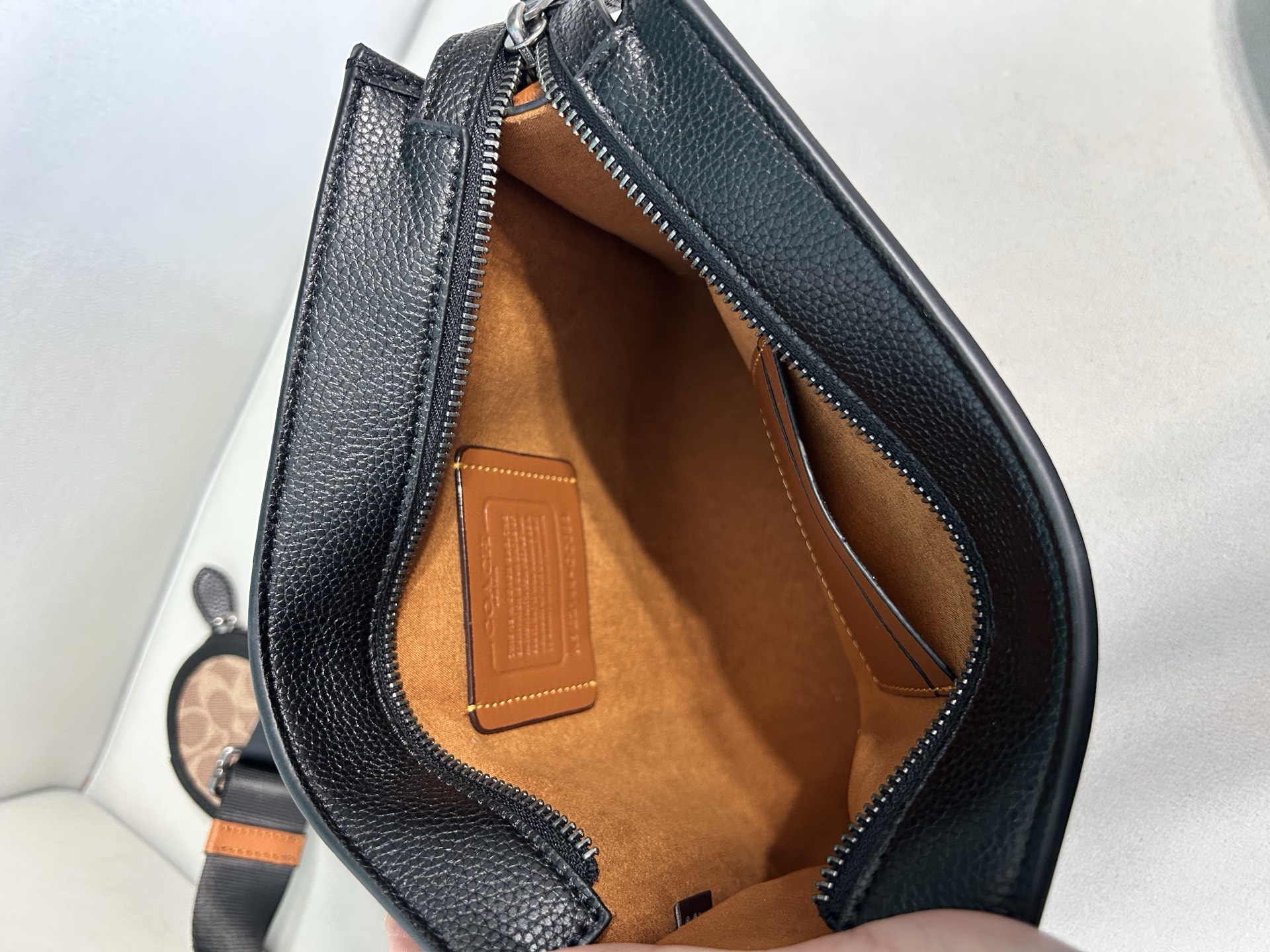 Coach CC088 Hitch 男士2+1 斜挎手拿包 多功能款 配备手腕带可当手挽包 长肩带可单肩斜挎