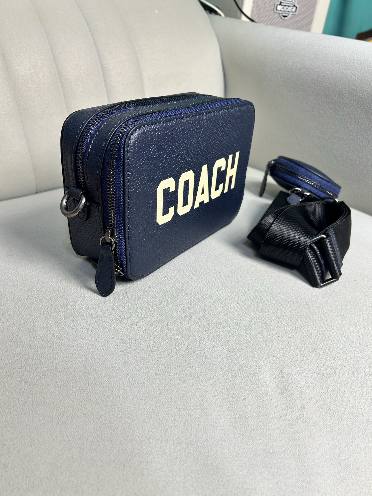 Coach C新款男士相机包 军蓝色大字母手拿小方包 可以单肩斜挎男士相机包 也可以手拿 双拉链非常实用 尺寸 20/13/6