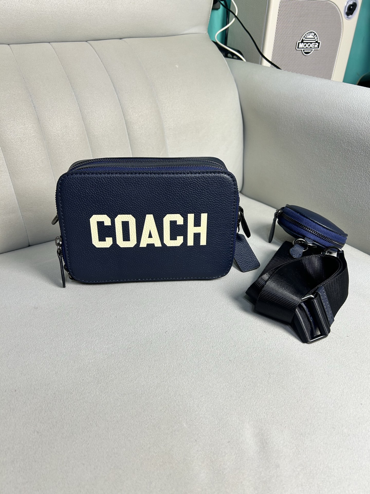 Coach C新款男士相机包 军蓝色大字母手拿小方包 可以单肩斜挎男士相机包 也可以手拿 双拉链非常实用 尺寸 20/13/6
