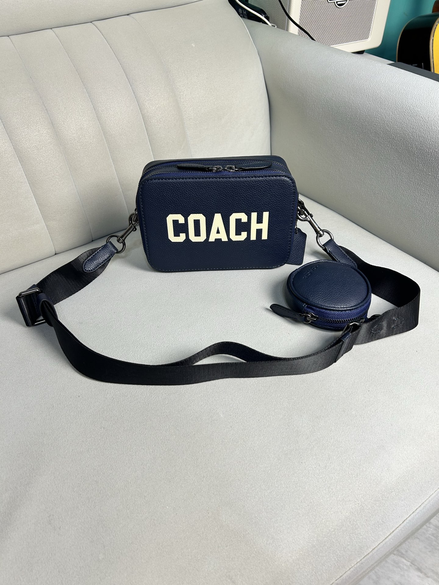 Coach C新款男士相机包 军蓝色大字母手拿小方包 可以单肩斜挎男士相机包 也可以手拿 双拉链非常实用 尺寸 20/13/6