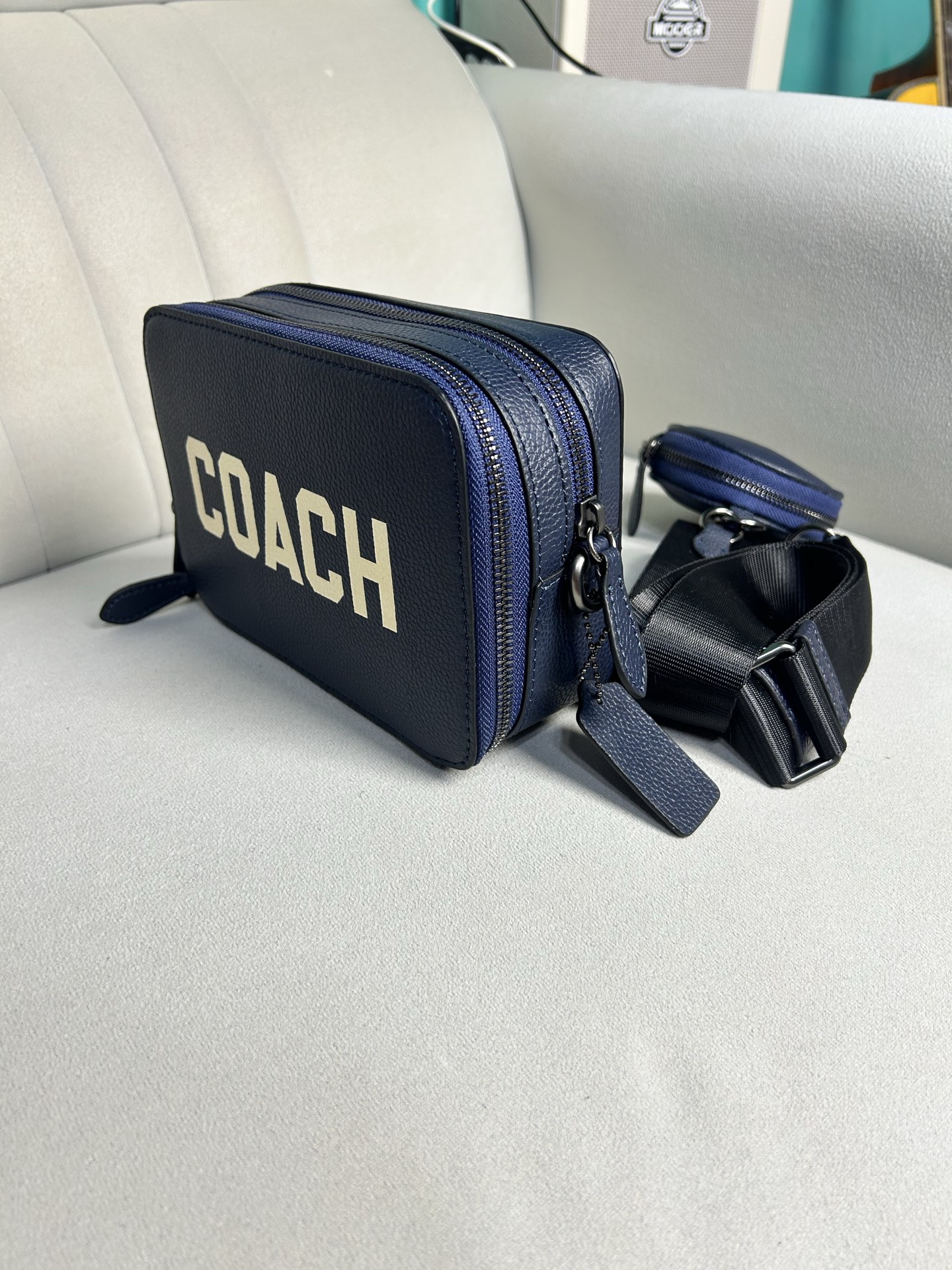 Coach C新款男士相机包 军蓝色大字母手拿小方包 可以单肩斜挎男士相机包 也可以手拿 双拉链非常实用 尺寸 20/13/6