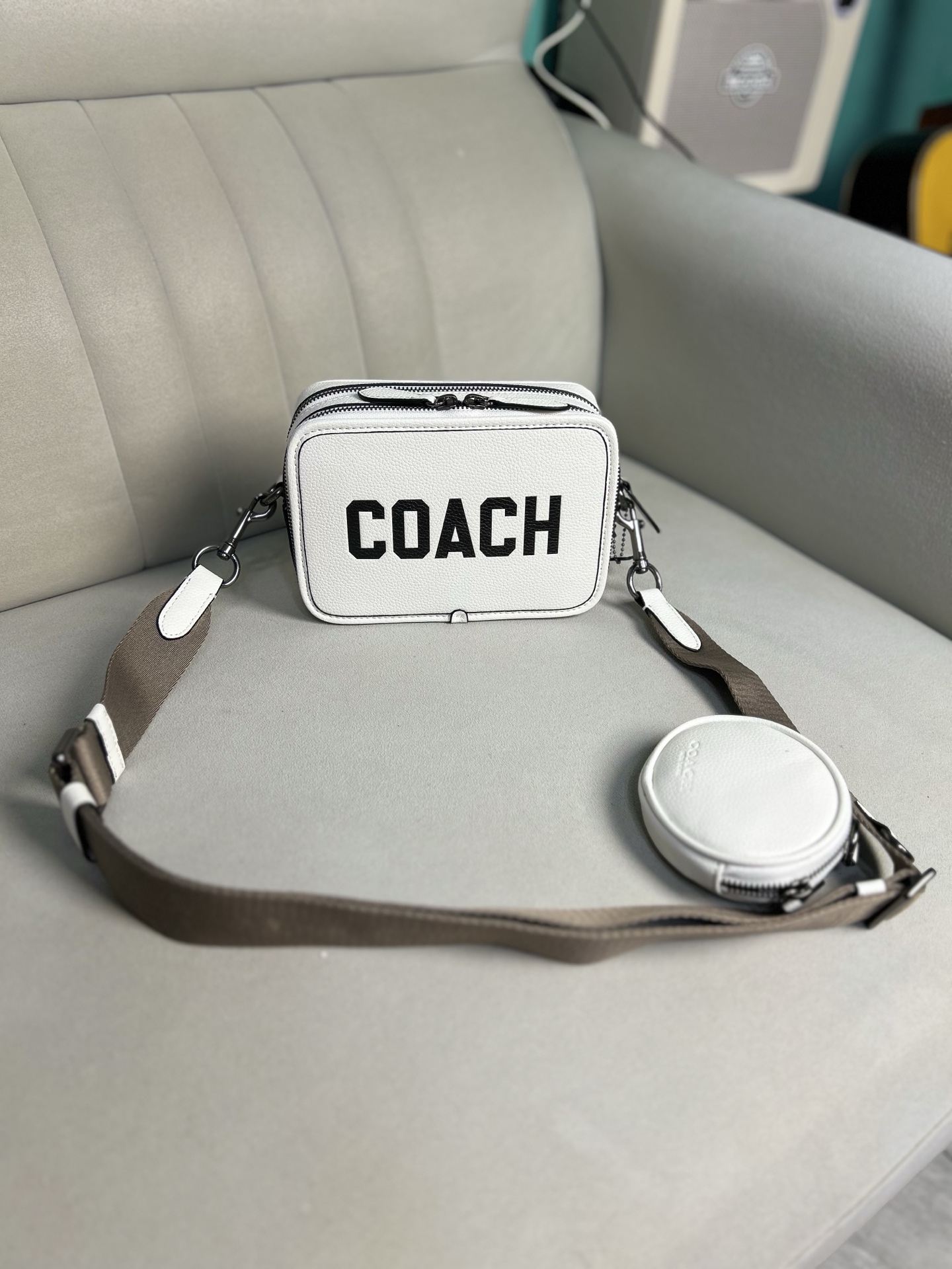 Coach C新款男士相机包 军蓝色大字母手拿小方包 可以单肩斜挎男士相机包 也可以手拿 双拉链非常实用 尺寸 20/13/6