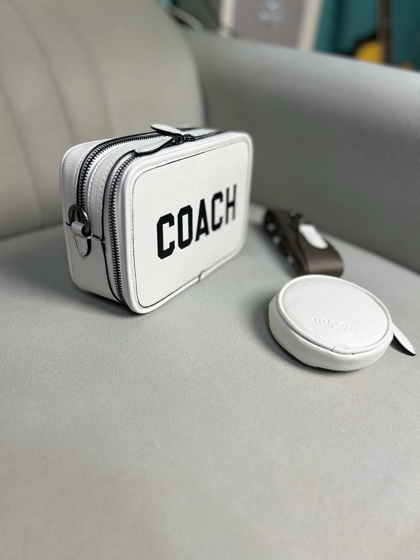 Coach C新款男士相机包 军蓝色大字母手拿小方包 可以单肩斜挎男士相机包 也可以手拿 双拉链非常实用 尺寸 20/13/6