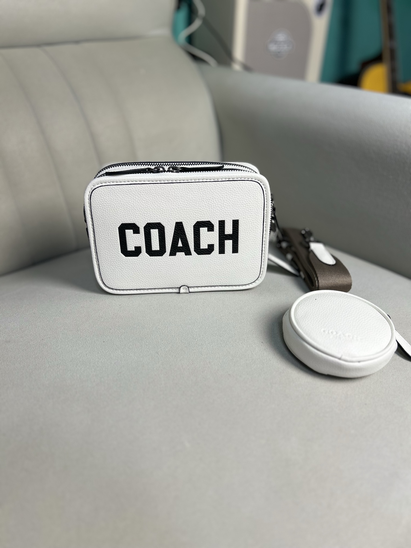 Coach C新款男士相机包 军蓝色大字母手拿小方包 可以单肩斜挎男士相机包 也可以手拿 双拉链非常实用 尺寸 20/13/6