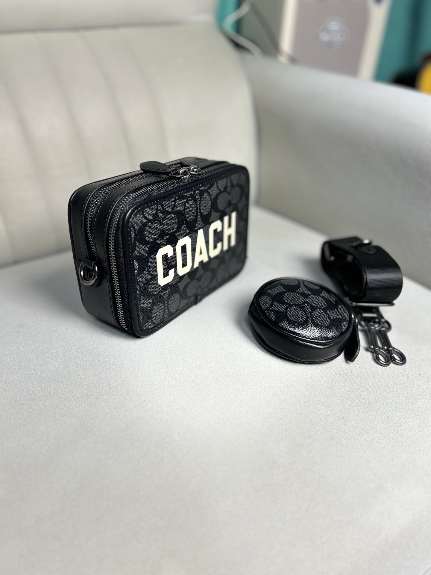 Coach C新款男士相机包 黑老花 印花大字母手拿小方包 可以单肩斜挎男士相机包 也可以手拿 双拉链非常实用 尺寸 20/13/6