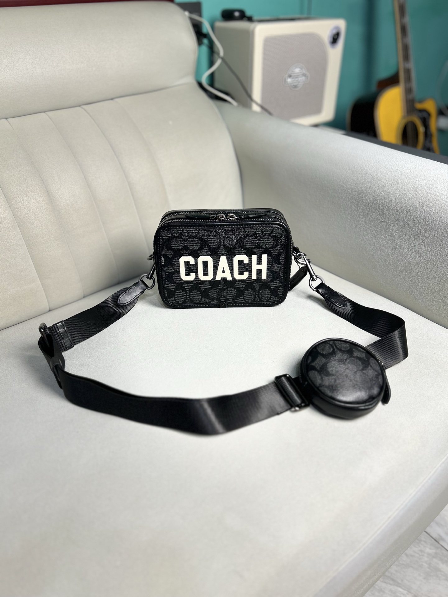 Coach C新款男士相机包 黑老花 印花大字母手拿小方包 可以单肩斜挎男士相机包 也可以手拿 双拉链非常实用 尺寸 20/13/6