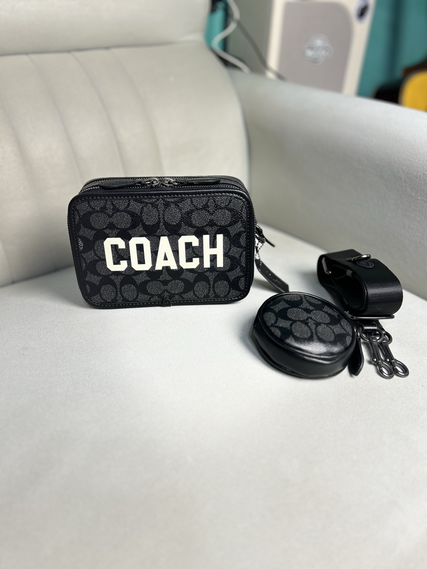 Coach C新款男士相机包 黑老花 印花大字母手拿小方包 可以单肩斜挎男士相机包 也可以手拿 双拉链非常实用 尺寸 20/13/6