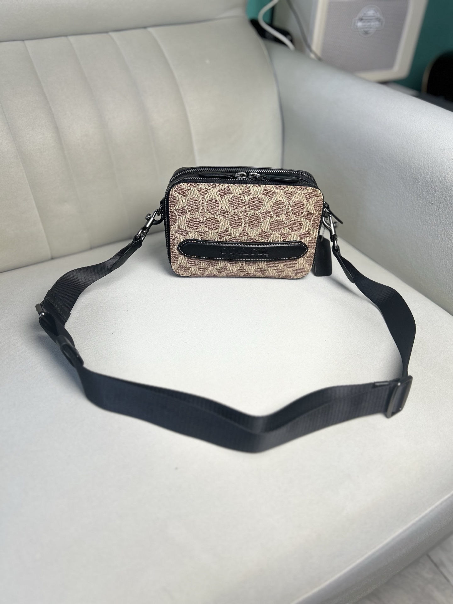Coach C2610 极简随身相机包 Charter 专为年轻潮流冒险者打造 旅行 日常 通勤搭配都很好上身 包包虽小