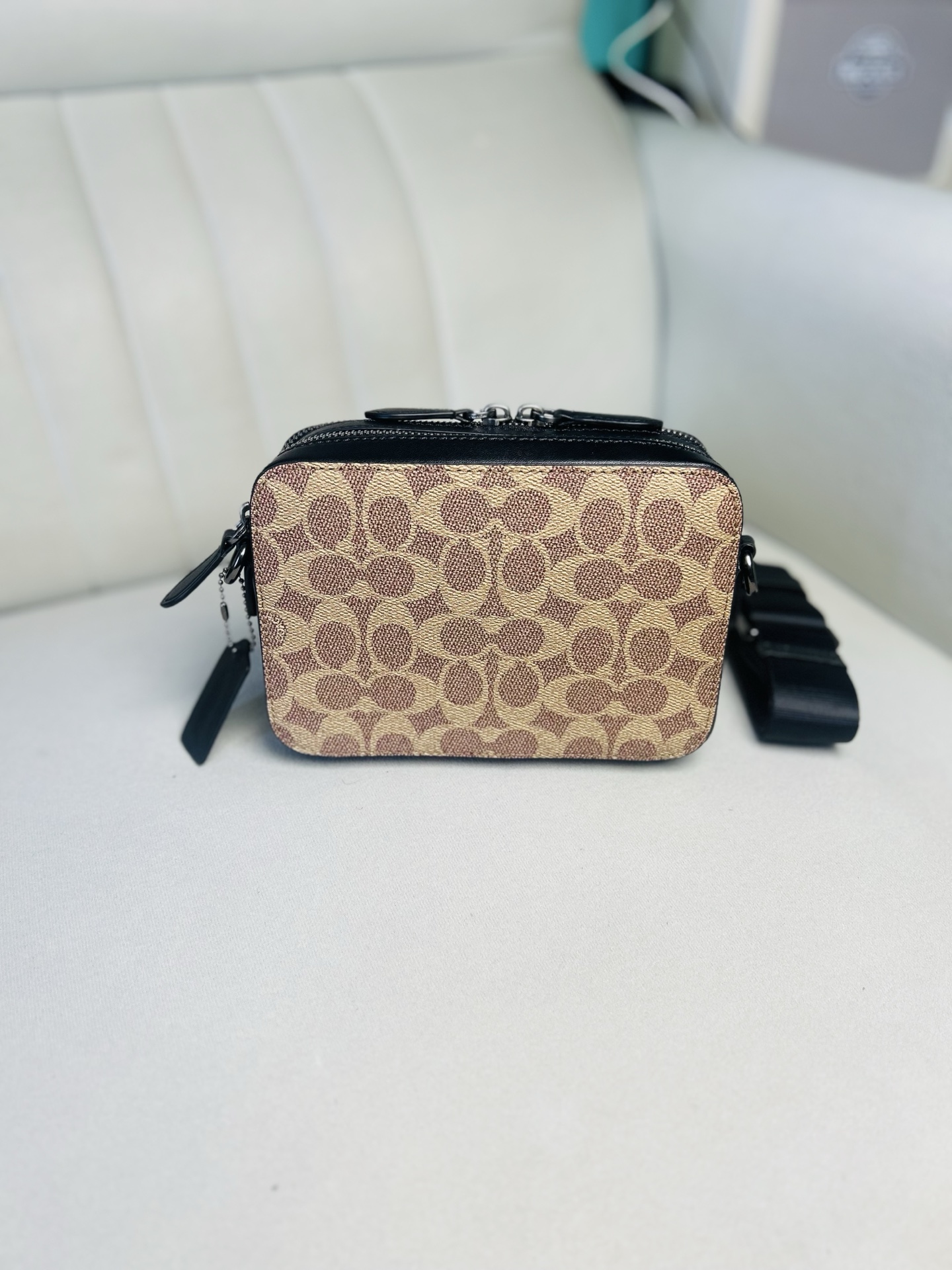 Coach C2610 极简随身相机包 Charter 专为年轻潮流冒险者打造 旅行 日常 通勤搭配都很好上身 包包虽小