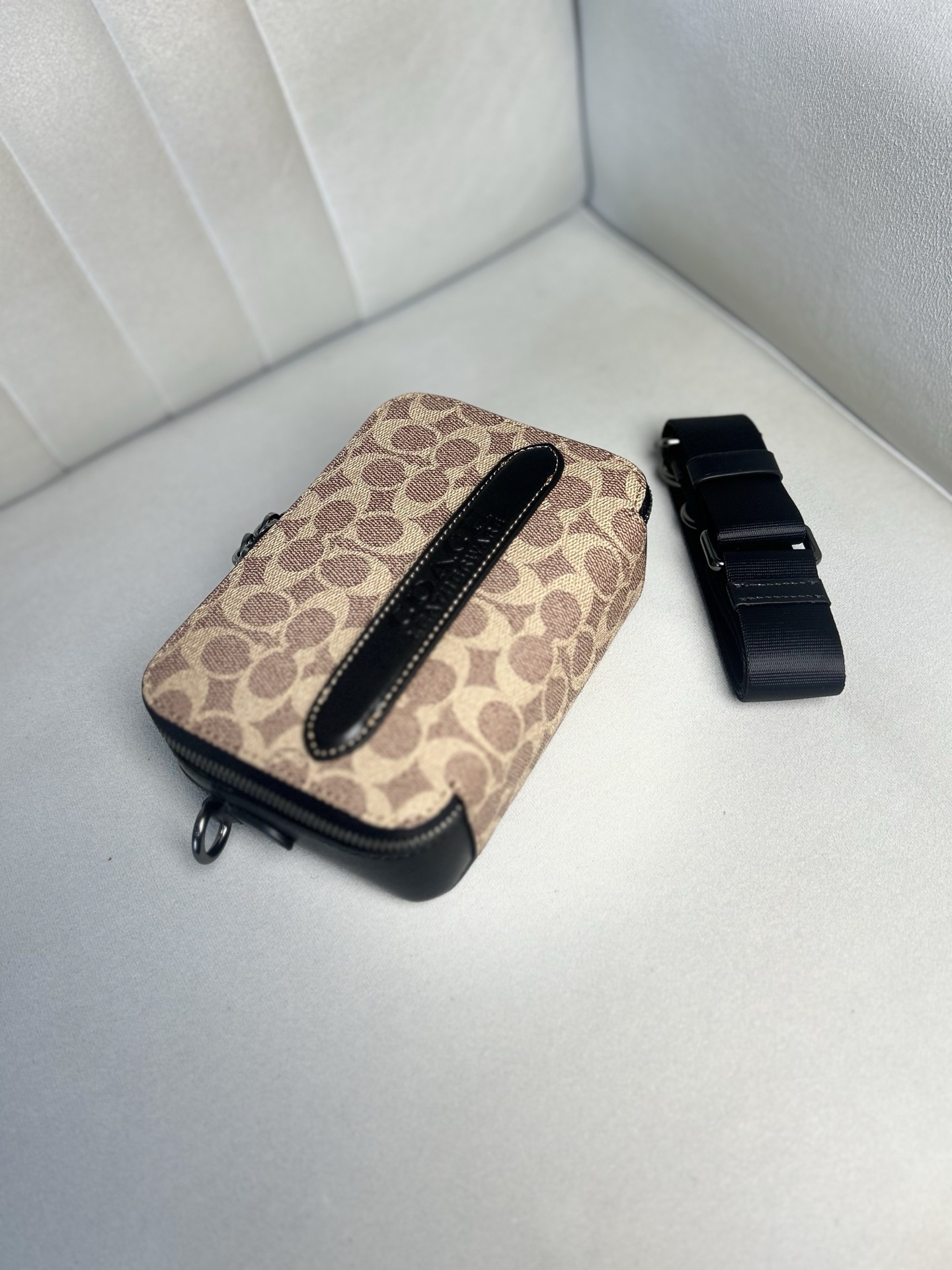 Coach C2610 极简随身相机包 Charter 专为年轻潮流冒险者打造 旅行 日常 通勤搭配都很好上身 包包虽小