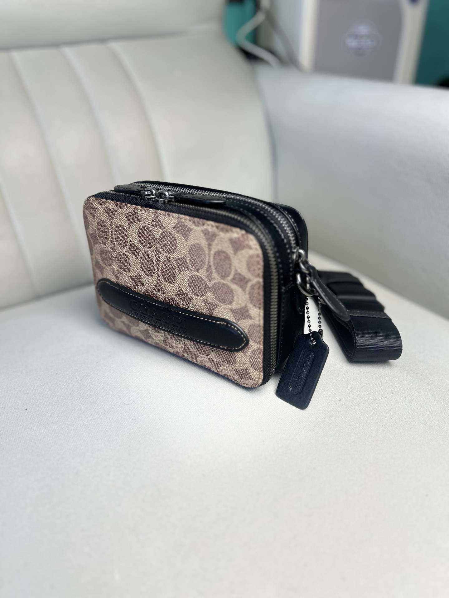 Coach C2610 极简随身相机包 Charter 专为年轻潮流冒险者打造 旅行 日常 通勤搭配都很好上身 包包虽小