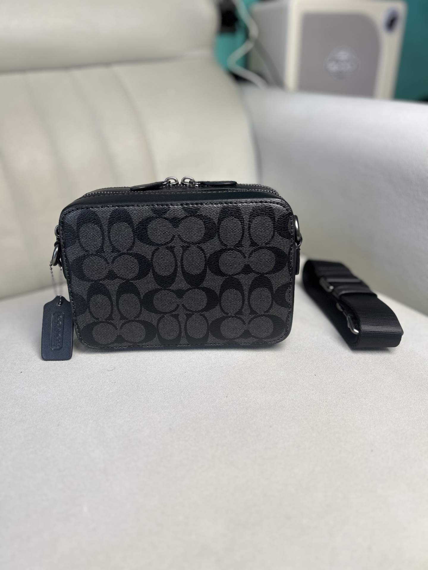 Coach C2610 极简随身相机包 Charter 专为年轻潮流冒险者打造 旅行 日常 通勤搭配都很好上身 包包虽小