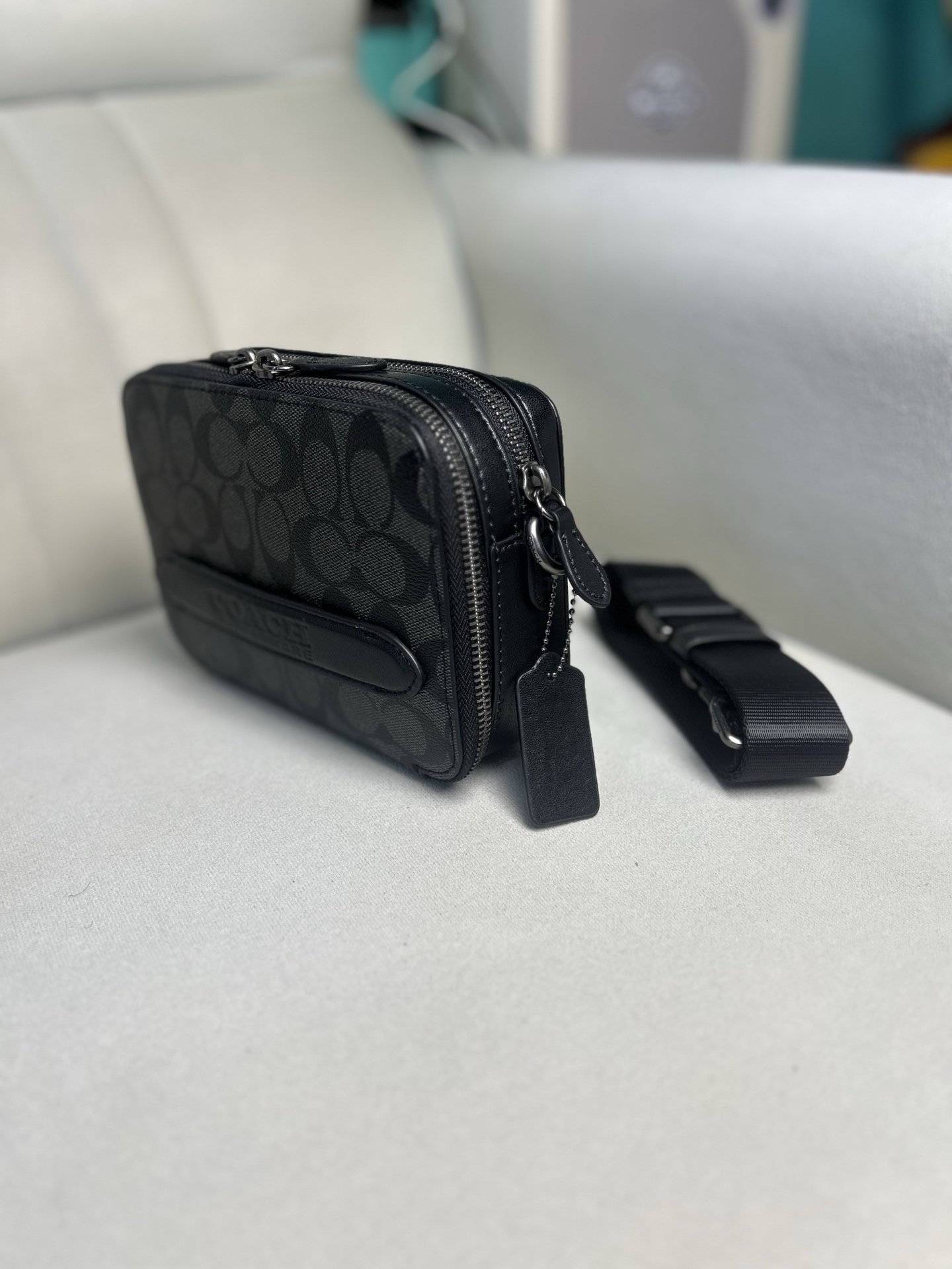 Coach C2610 极简随身相机包 Charter 专为年轻潮流冒险者打造 旅行 日常 通勤搭配都很好上身 包包虽小