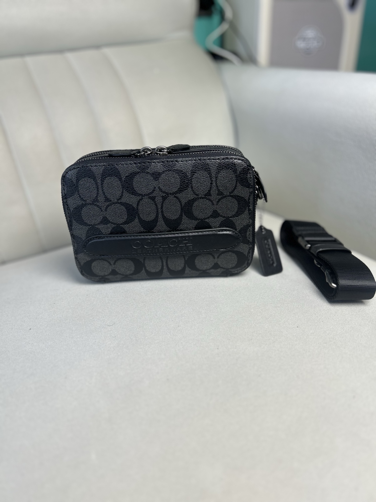 Coach C2610 极简随身相机包 Charter 专为年轻潮流冒险者打造 旅行 日常 通勤搭配都很好上身 包包虽小