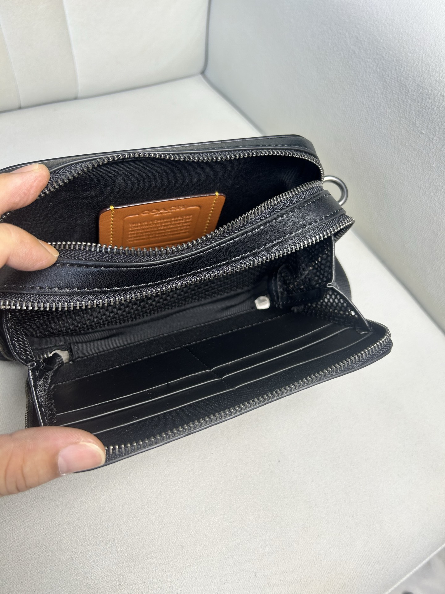Coach C2610 极简随身相机包 Charter 专为年轻潮流冒险者打造 旅行 日常 通勤搭配都很好上身 包包虽小