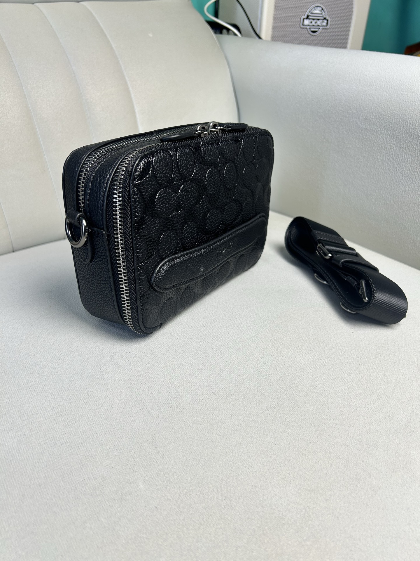 Coach C2609 极简随身相机包 Charter 专为年轻潮流冒险者打造 旅行 日常 通勤搭配都很好上身 包包虽小