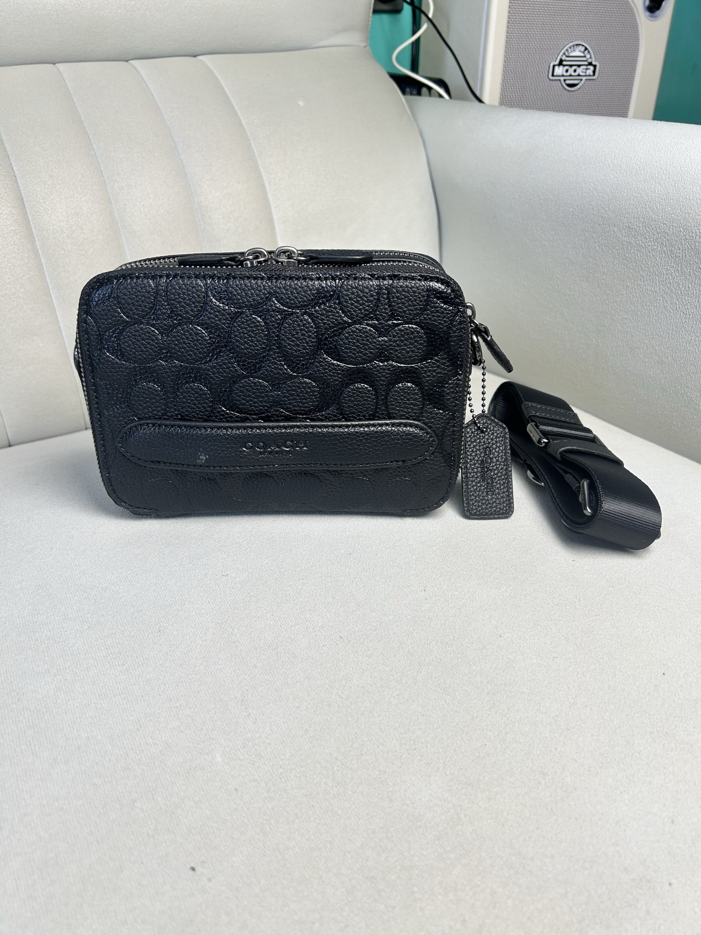 Coach C2609 极简随身相机包 Charter 专为年轻潮流冒险者打造 旅行 日常 通勤搭配都很好上身 包包虽小