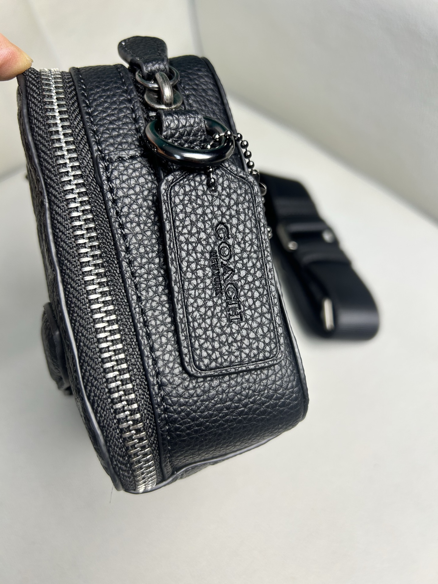 Coach C2609 极简随身相机包 Charter 专为年轻潮流冒险者打造 旅行 日常 通勤搭配都很好上身 包包虽小