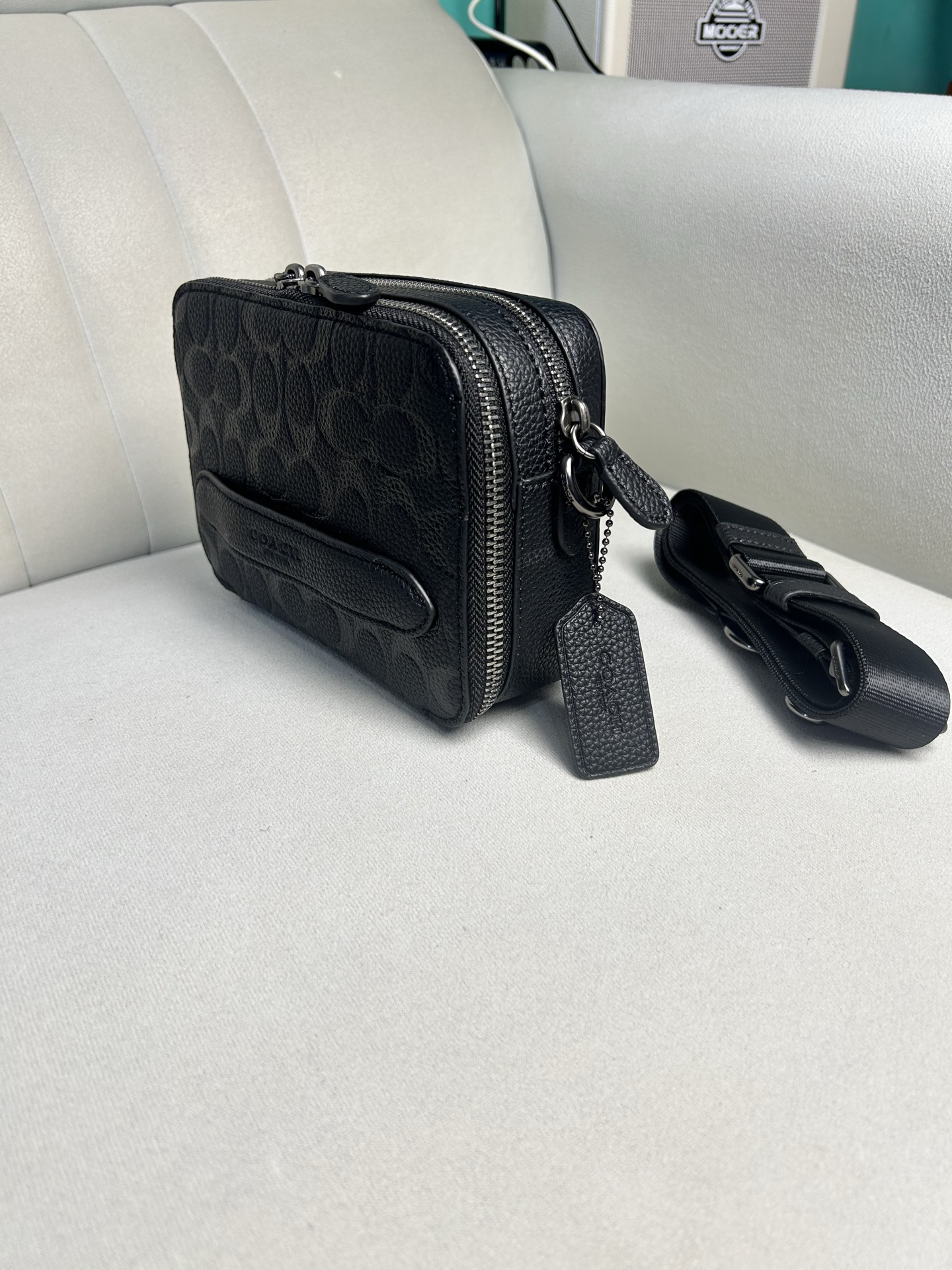Coach C2609 极简随身相机包 Charter 专为年轻潮流冒险者打造 旅行 日常 通勤搭配都很好上身 包包虽小
