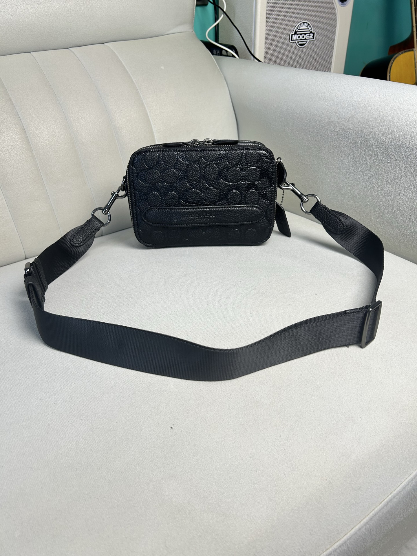Coach C2609 极简随身相机包 Charter 专为年轻潮流冒险者打造 旅行 日常 通勤搭配都很好上身 包包虽小