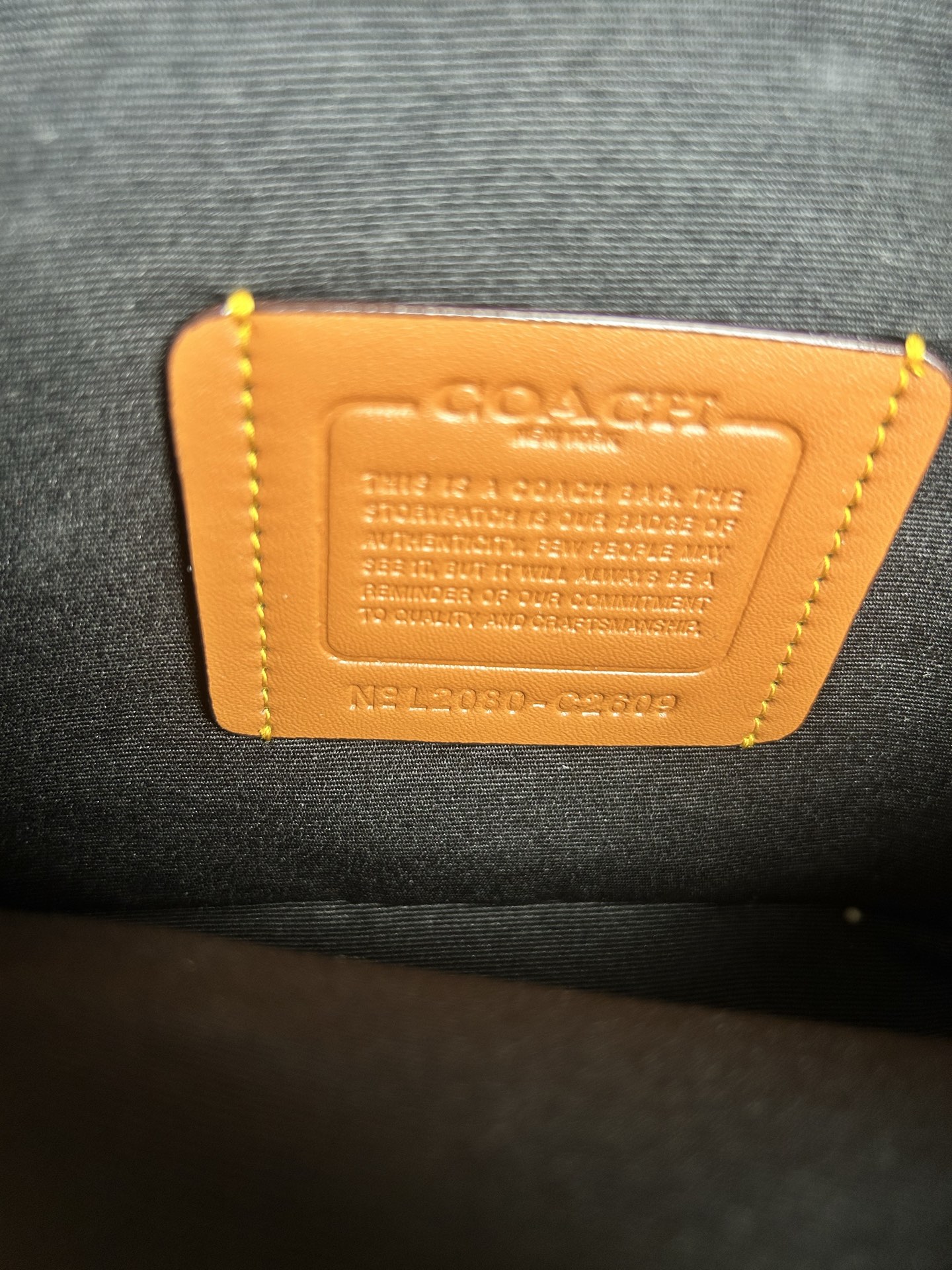 Coach C2609 极简随身相机包 Charter 专为年轻潮流冒险者打造 旅行 日常 通勤搭配都很好上身 包包虽小