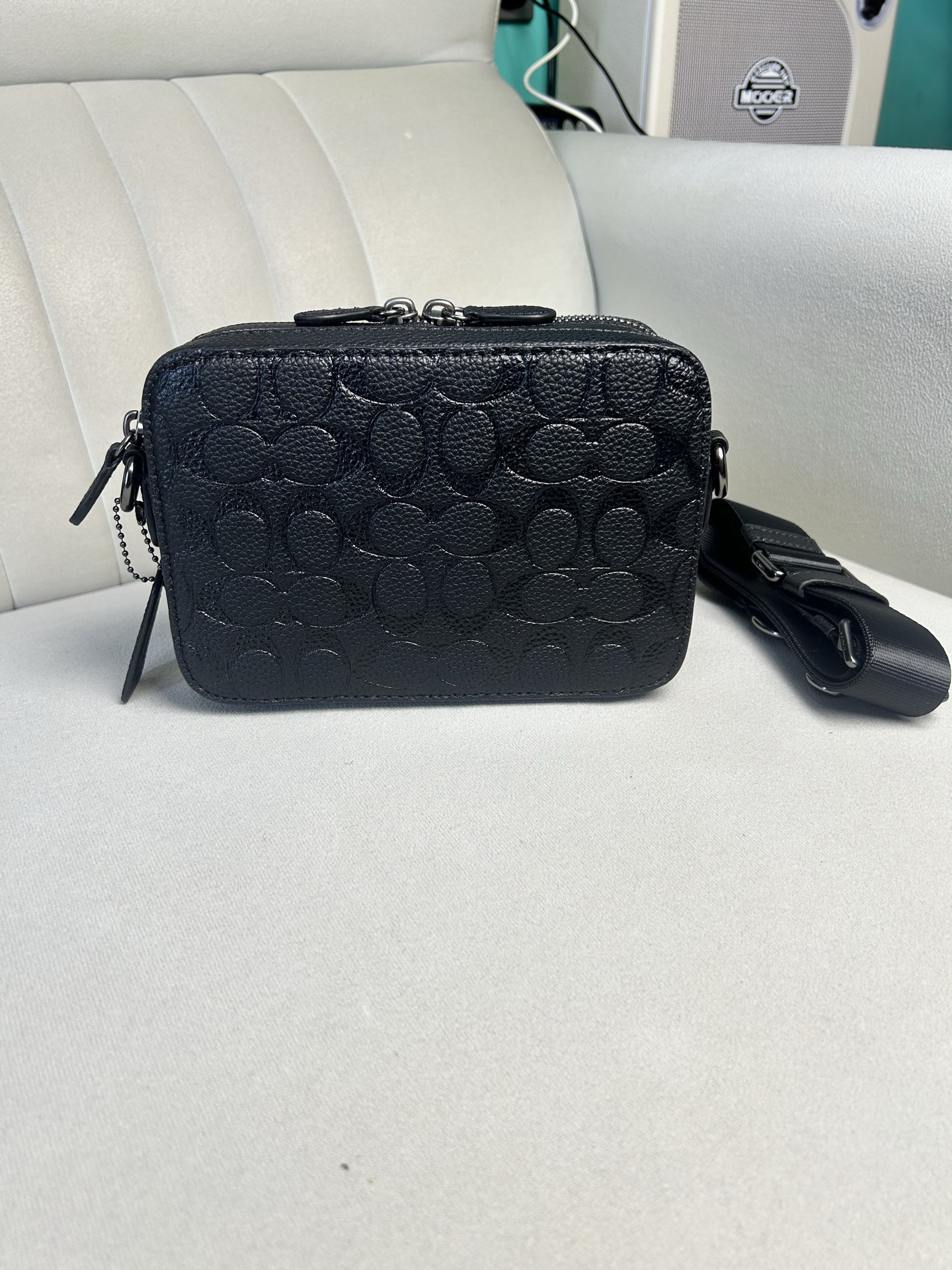 Coach C2609 极简随身相机包 Charter 专为年轻潮流冒险者打造 旅行 日常 通勤搭配都很好上身 包包虽小