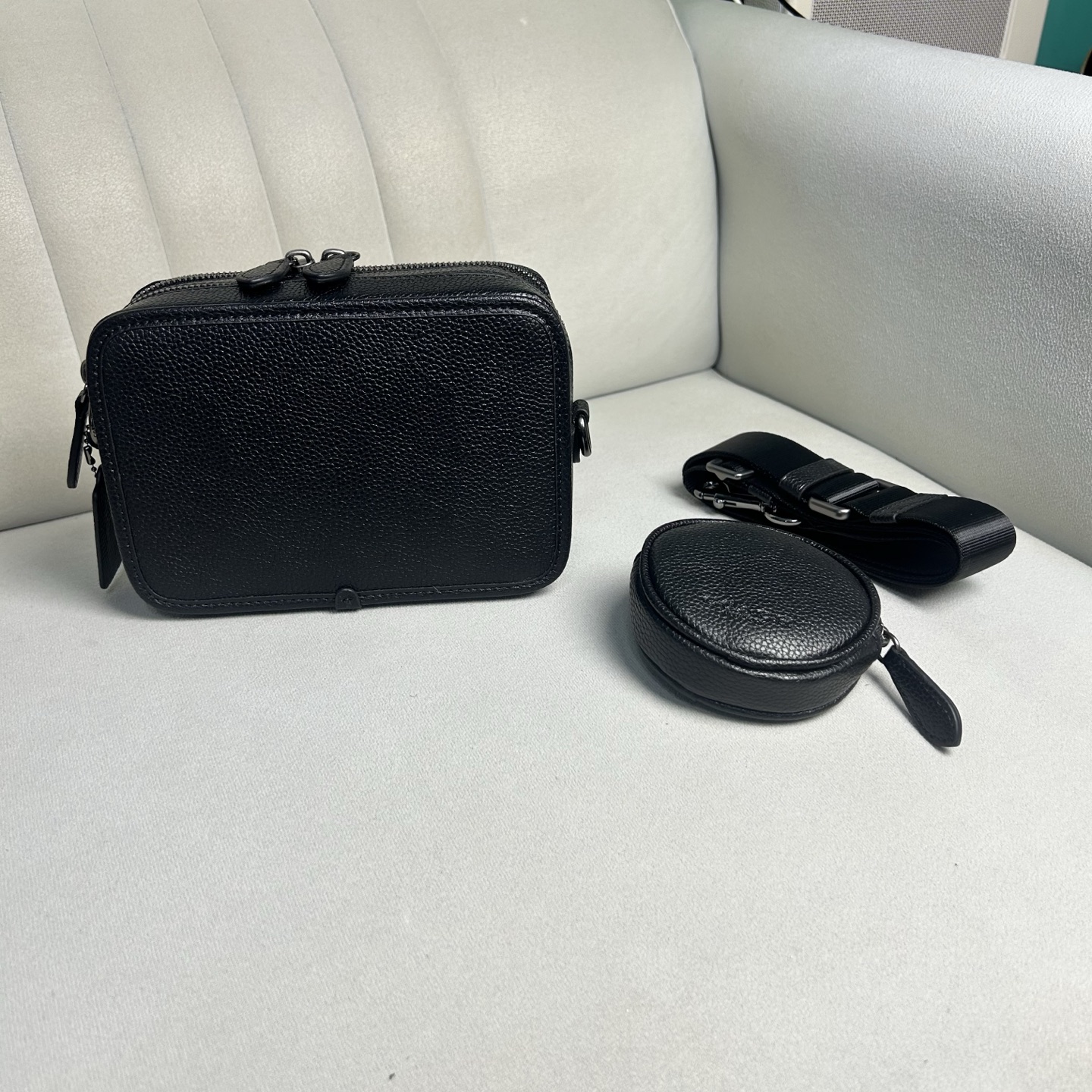 Coach CE482 极简随身相机包 Charter 专为年轻潮流冒险者打造 旅行 日常 通勤搭配都很好上身 包包虽小